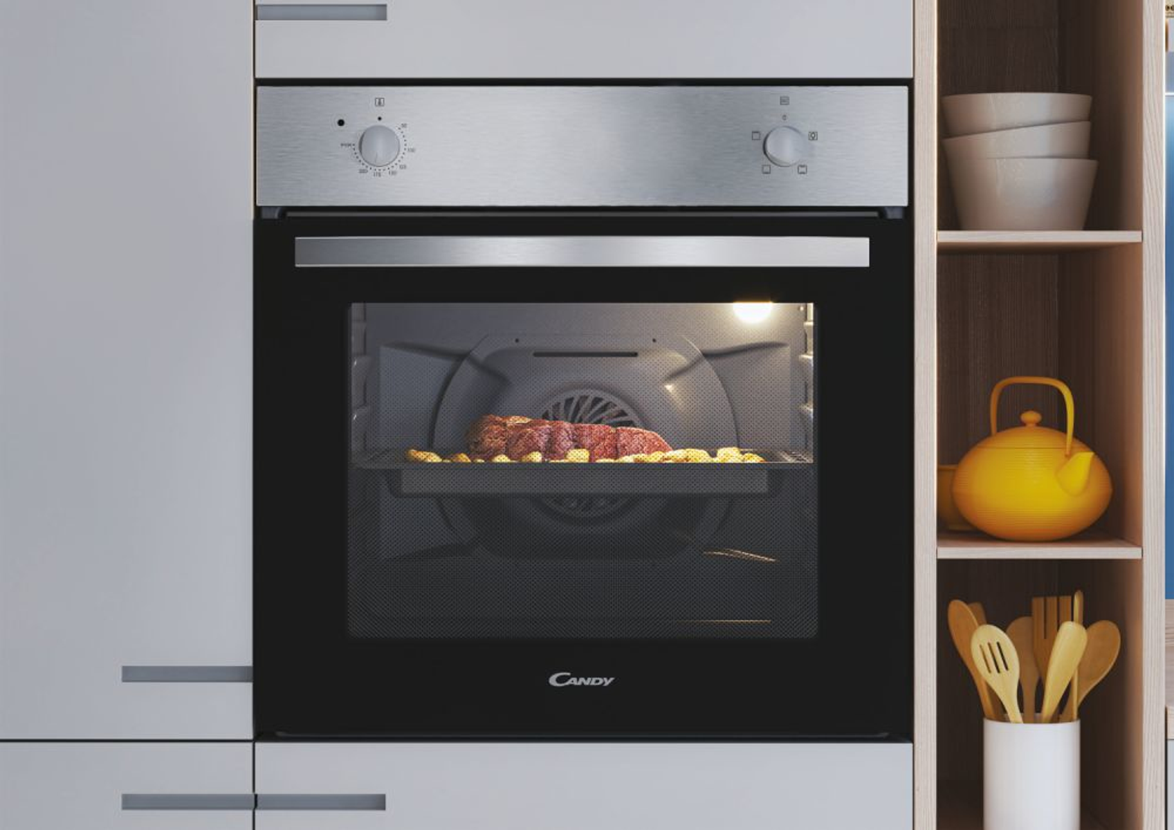 Un forno con cibo all'interno. Il forno è in un ambiente cucina.