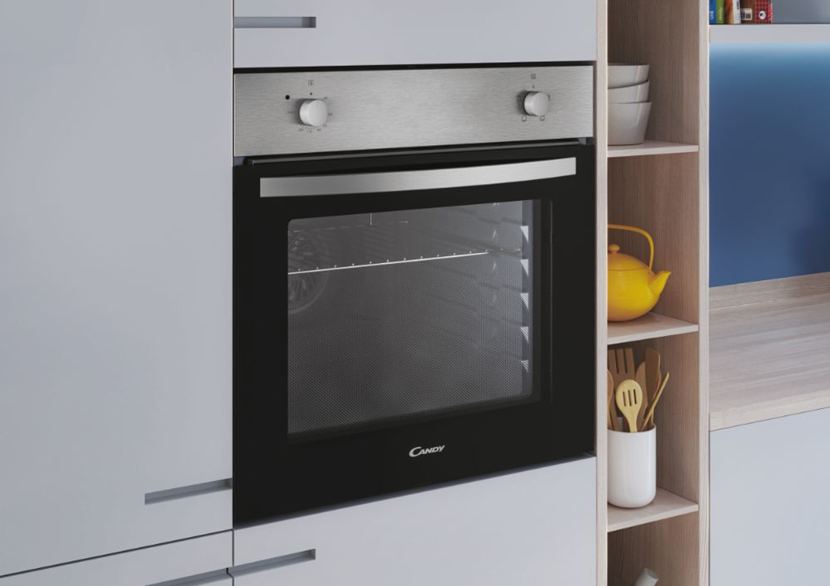 Forno integrato in un mobile da cucina. Manopole argentate in alto e porta nera. Scaffali in legno laterali.