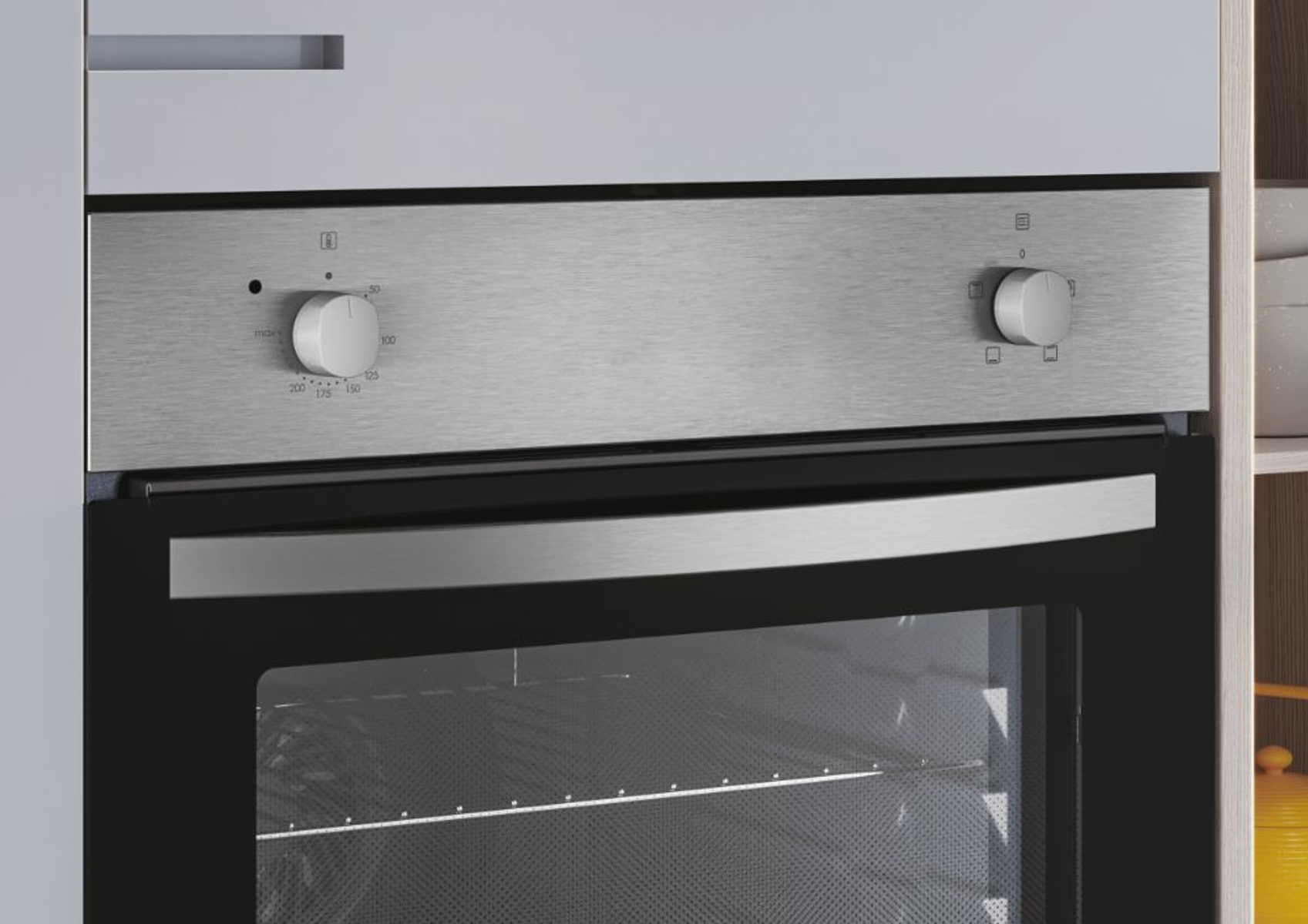 Primo piano di un forno in acciaio inossidabile. Manopole per temperatura e impostazioni sopra la porta.