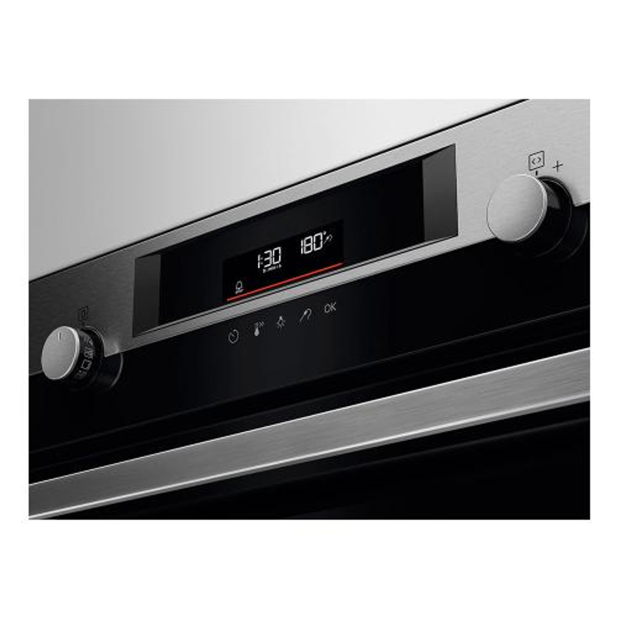 Primer plano de los controles del horno con una pantalla digital que muestra la hora y la temperatura.