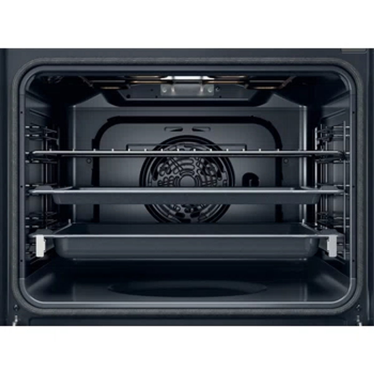 El interior de un horno. Hay estantes y el interior es negro.