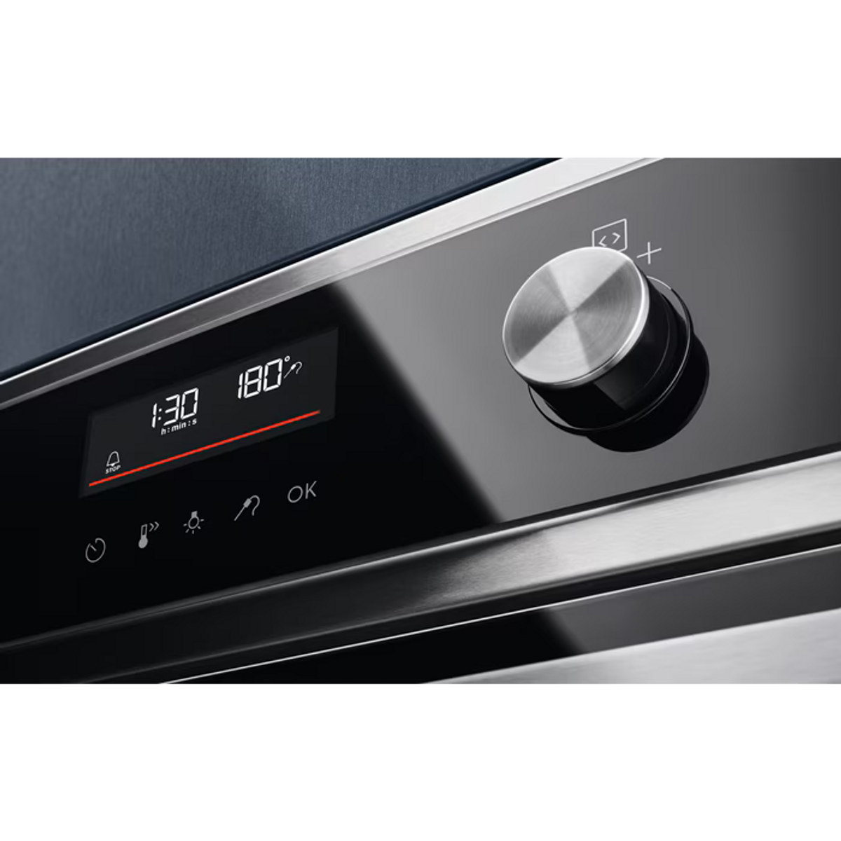Primo piano del pannello di controllo del forno con manopola e display digitale.
