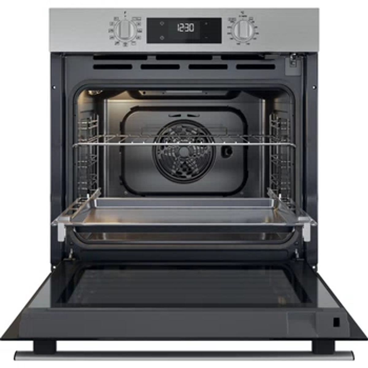 Un forno aperto, interno visibile. Ha un vassoio e una ventola all'interno.