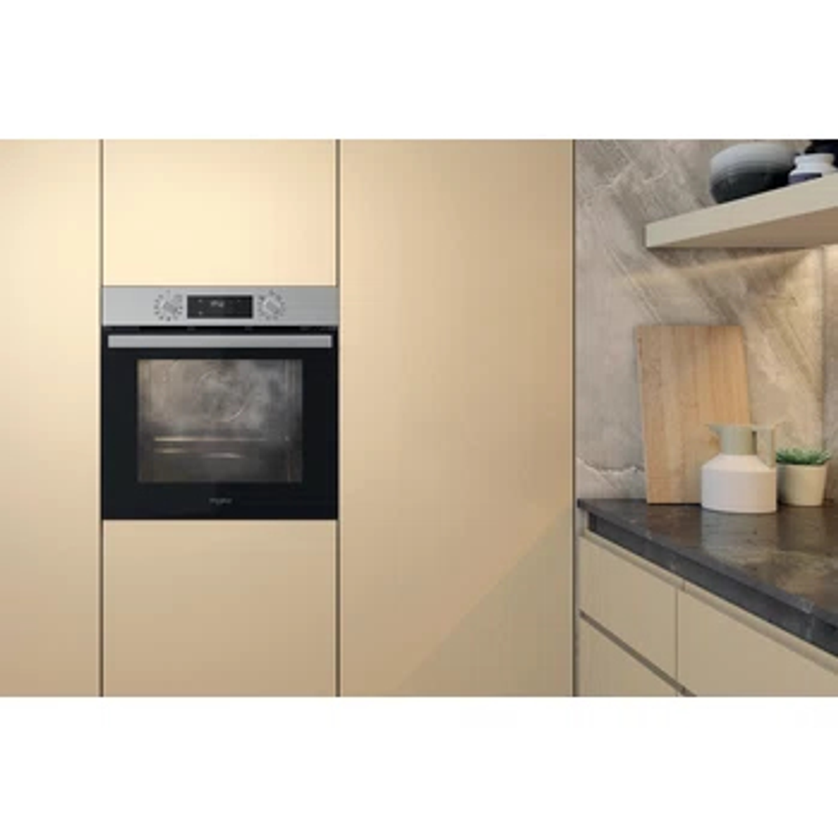 Un interno cucina moderno con forno a incasso e armadi. Il design è minimalista e pulito.