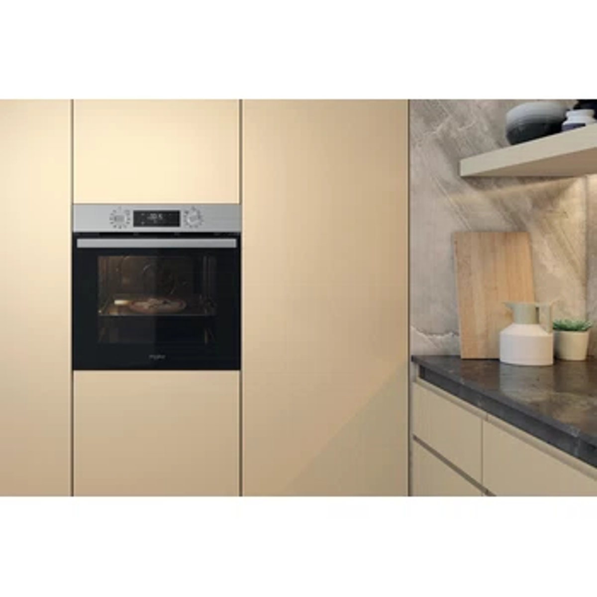 Forno a incasso in una cucina colorata, con tagliere e decorazioni sulla mensola.