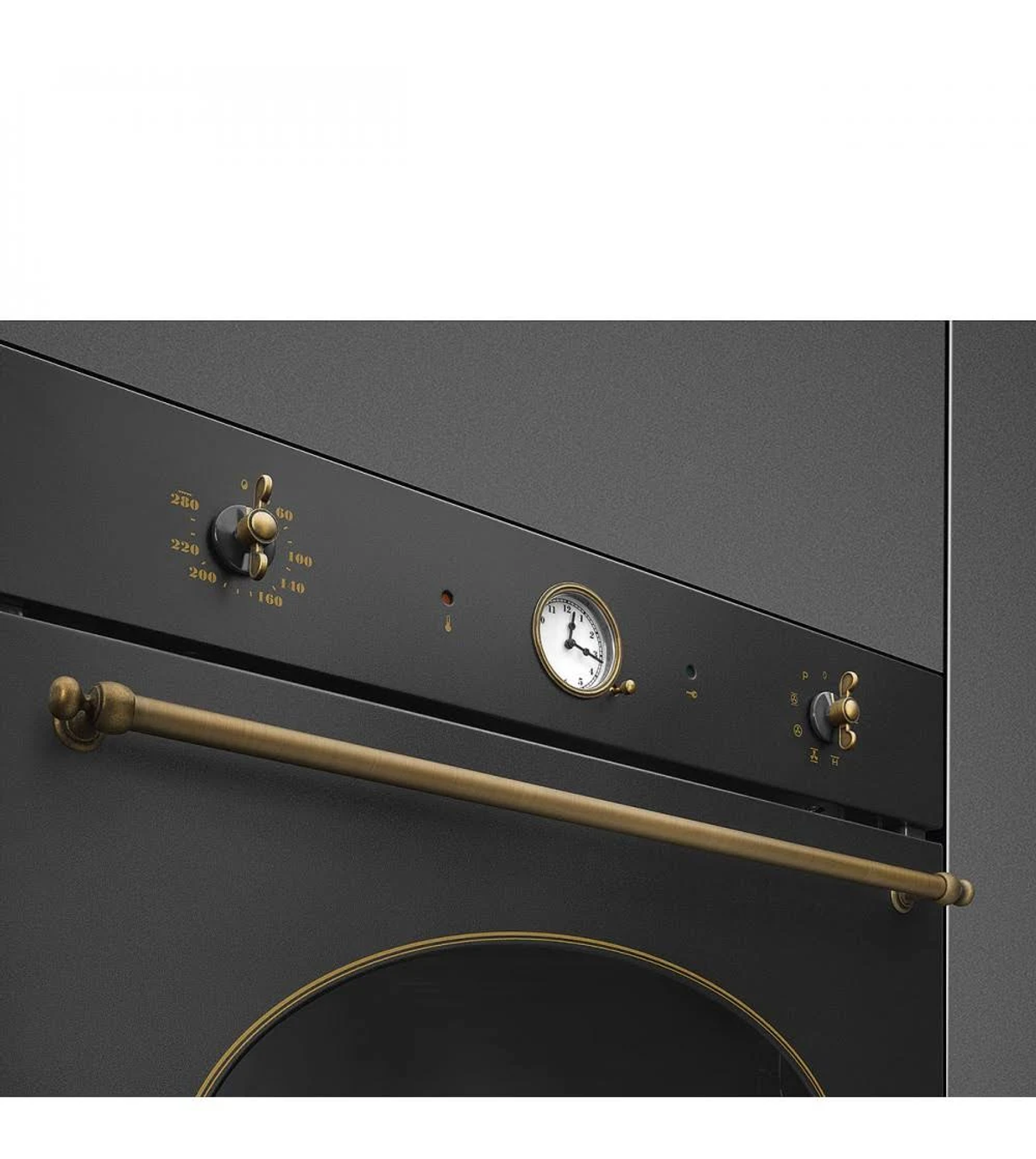 Primo piano del pannello di controllo di un forno nero con quadranti e un orologio, con una maniglia.