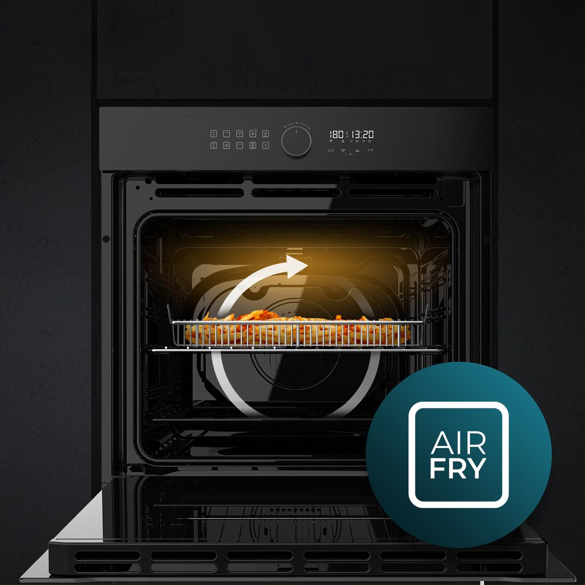 Wnętrze piekarnika z pizzą, biała strzałka wskazuje funkcję air fry.