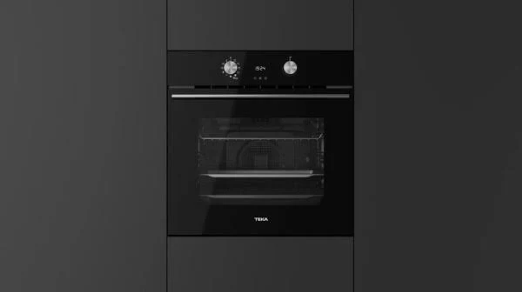 Horno negro integrado en una pared gris oscura. Marca Teka.