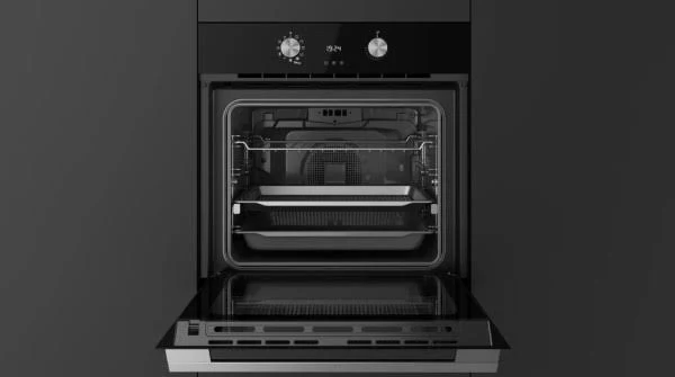Horno negro con puerta abierta, mostrando dos estantes e iluminación interior. Contra una pared gris oscura.