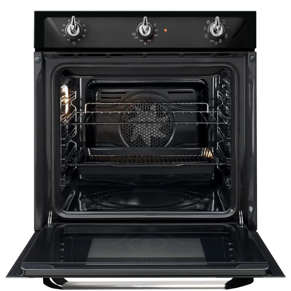 Forno nero con porta aperta, che mostra griglie, ventola e manopole. Luce interna accesa.