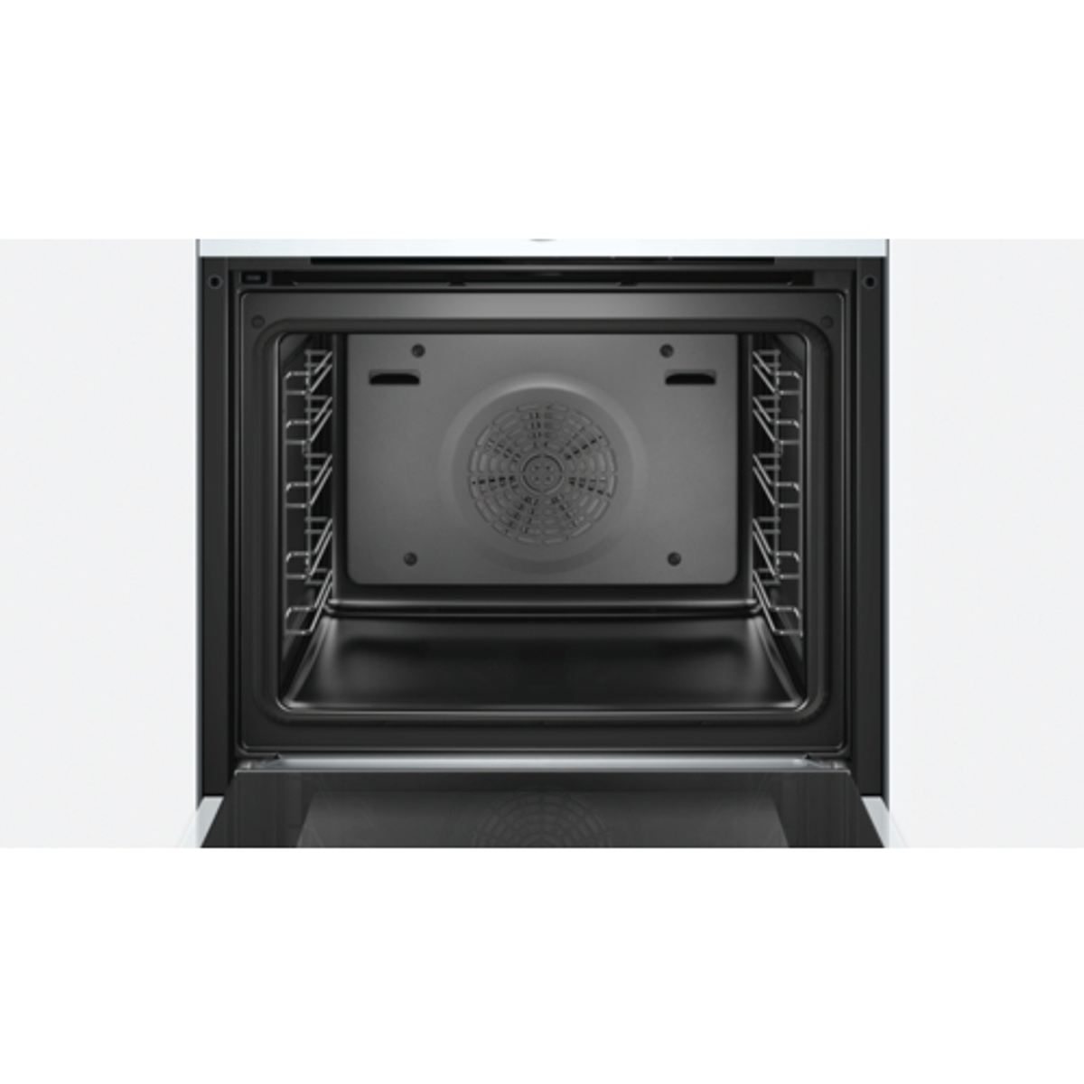 Interior de un horno abierto. El interior es negro con rejillas metálicas y un ventilador.