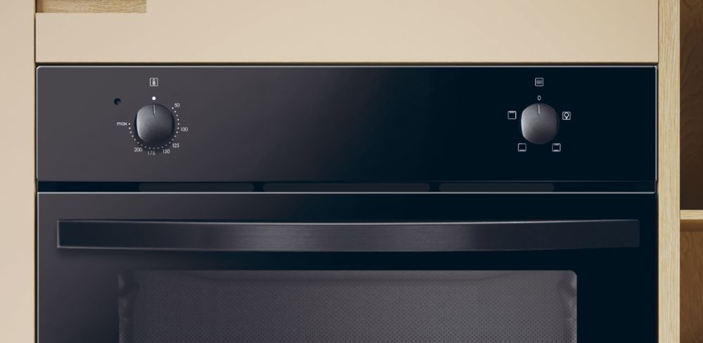 Zbliżenie czarnych elementów sterowania piekarnikiem z pokrętłami i uchwytem.