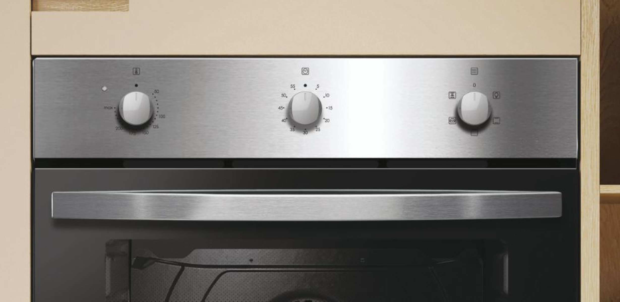 Un primo piano del pannello di controllo del forno con quadranti.