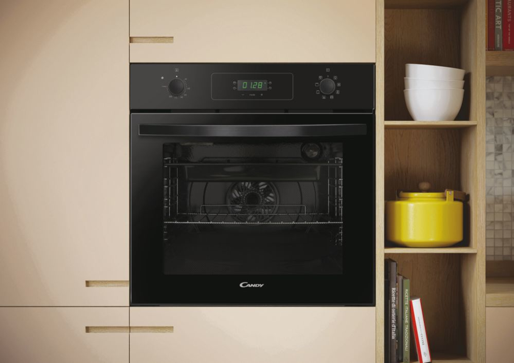 Czarny piekarnik Candy z otwartymi drzwiami. Posiada wyświetlacz cyfrowy. Półki i żółty pojemnik.