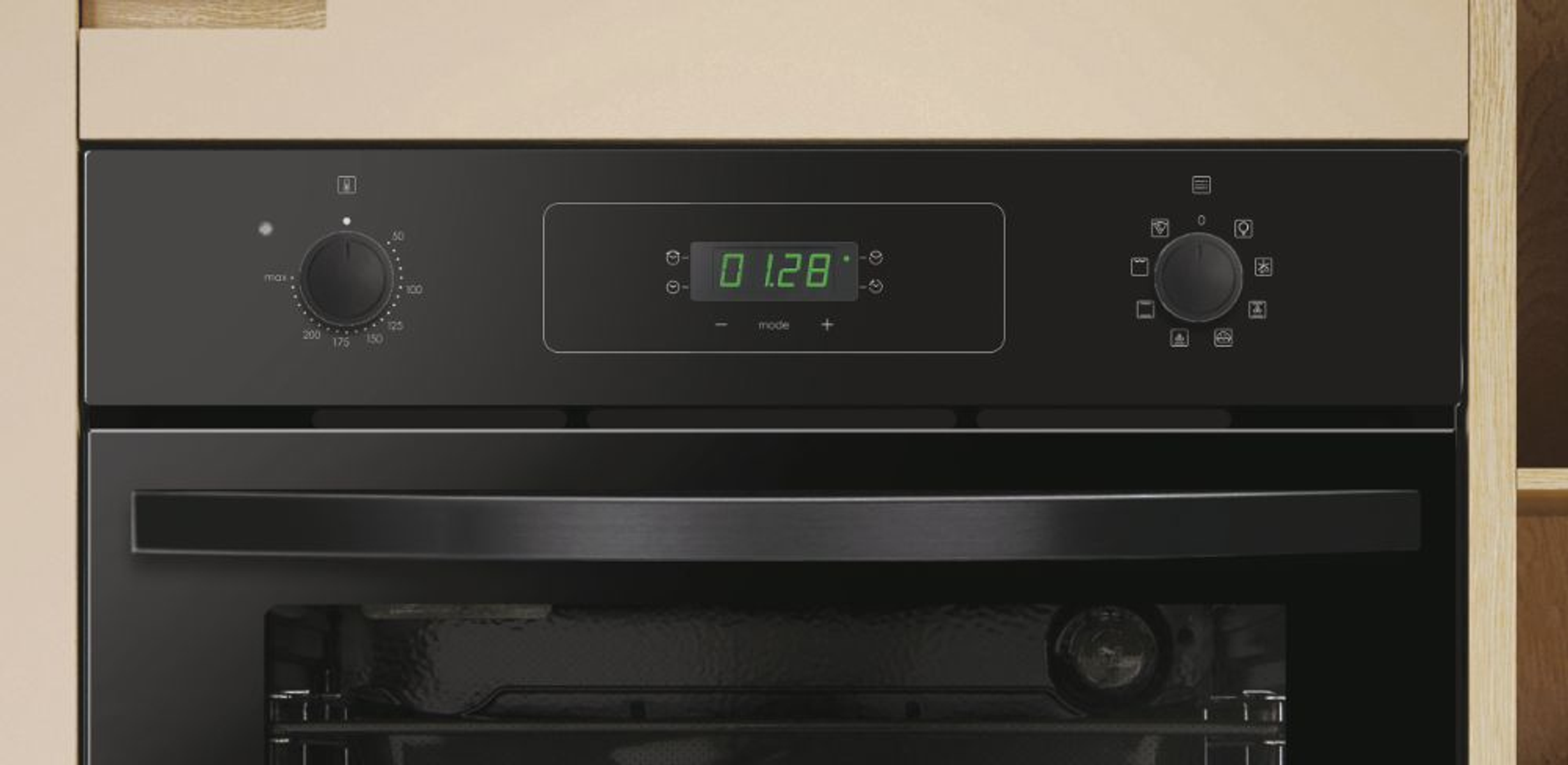 Zbliżenie panelu sterowania piekarnika z pokrętłami i wyświetlaczem cyfrowym pokazującym czas i tryb.