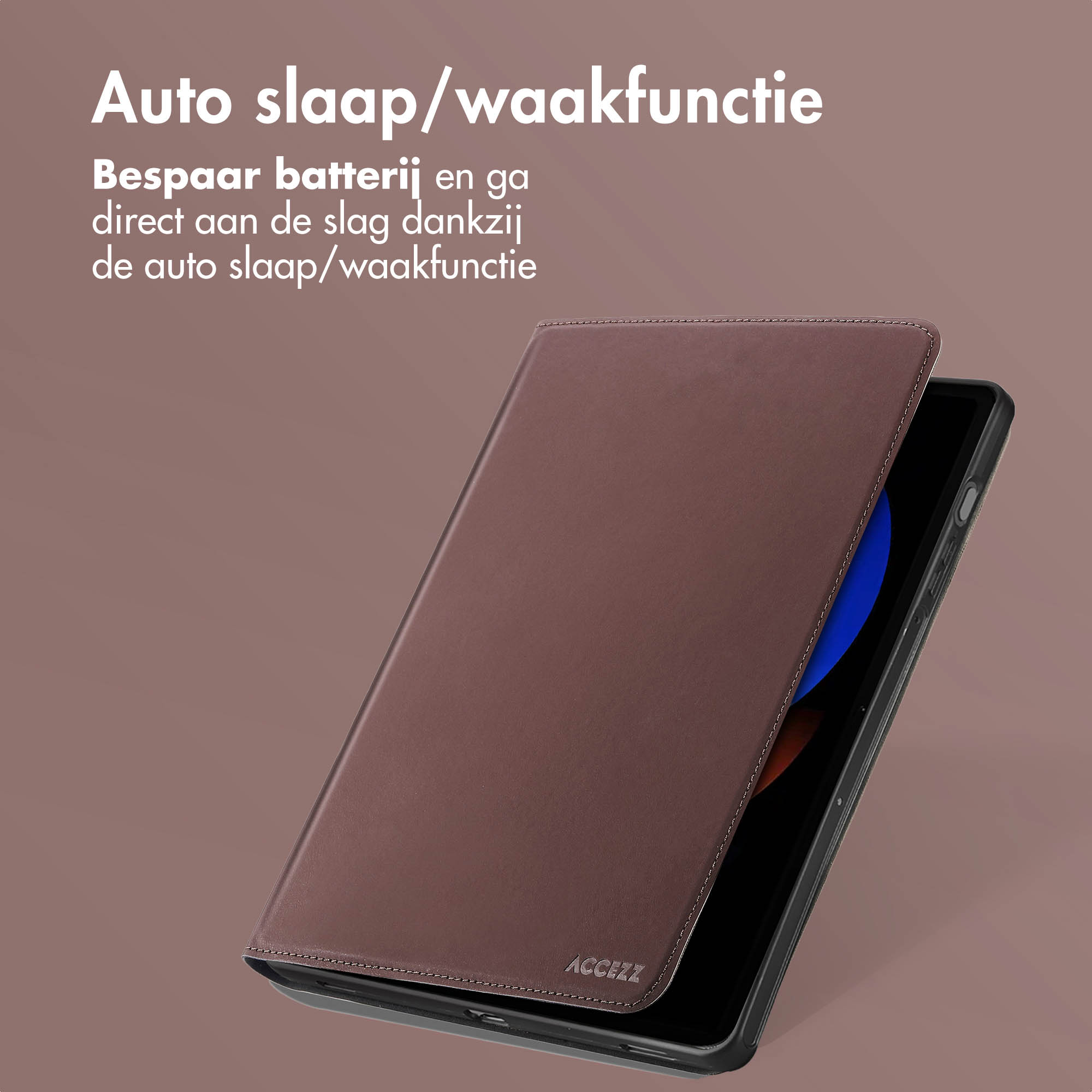 Bruine tablethoes met een tablet erin. De hoes is open en toont het scherm.