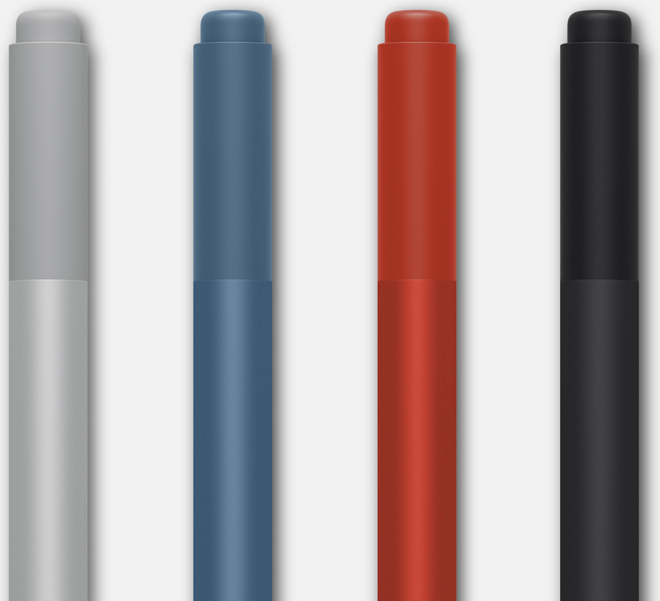 Quatre stylos : gris, bleu, rouge et noir. Chacun a un capuchon et un corps.