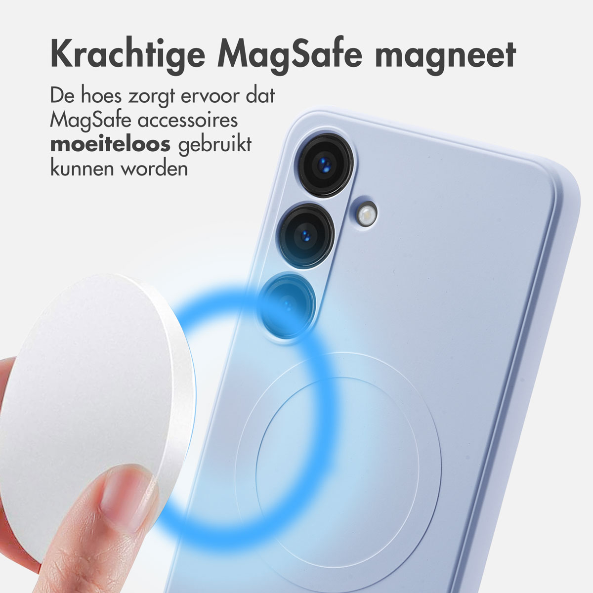 Een hand houdt een witte MagSafe-accessoire vast in de buurt van een lichtblauwe telefoon. Tekst benadrukt magnetische eigenschappen. Blauwe cirkel geeft de magneet aan.