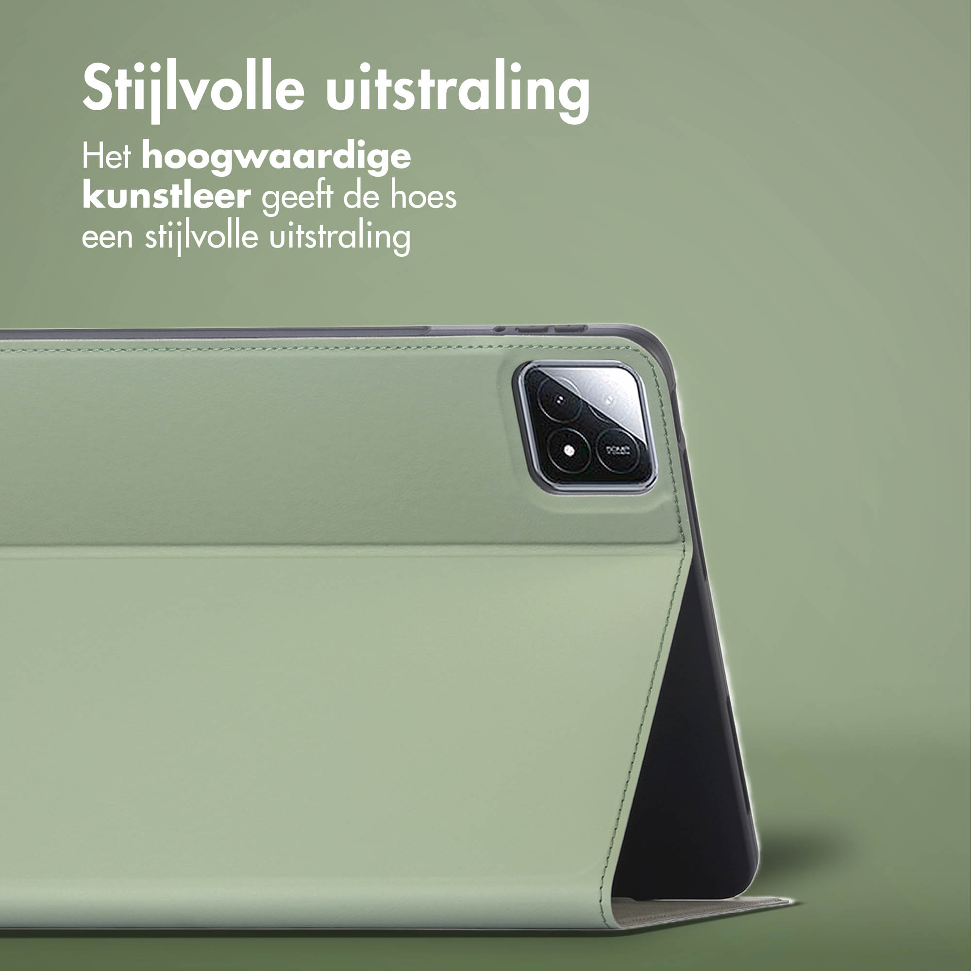 Groene tablethoes, open, met een tablet erin. De hoes heeft een groene leerlook.