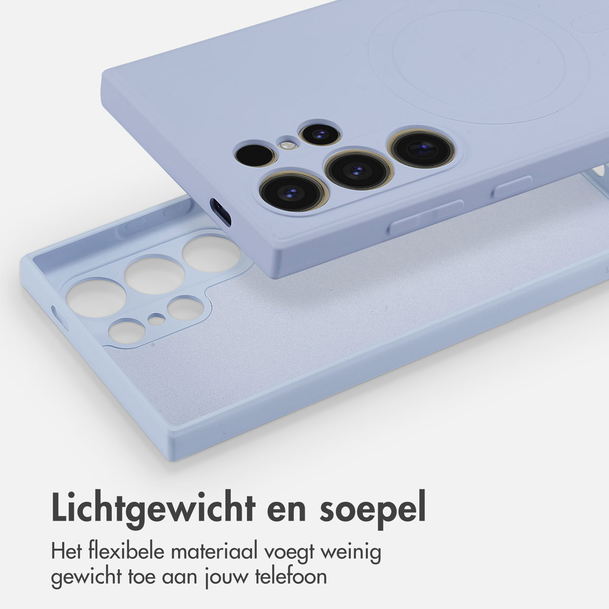 Een lichtblauwe telefoonhoes ligt naast de telefoon met de cameralenzen.