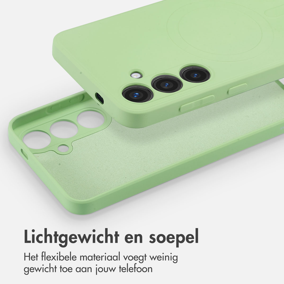 Twee lichtgroene telefoonhoesjes op elkaar, de bovenste toont camera's en knoppen.