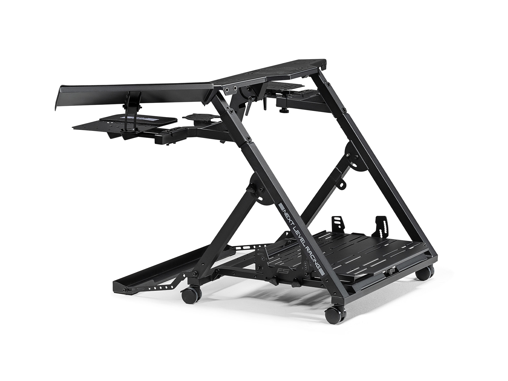 Soporte de simulador Next Level Racing negro con ruedas. El soporte tiene múltiples plataformas.