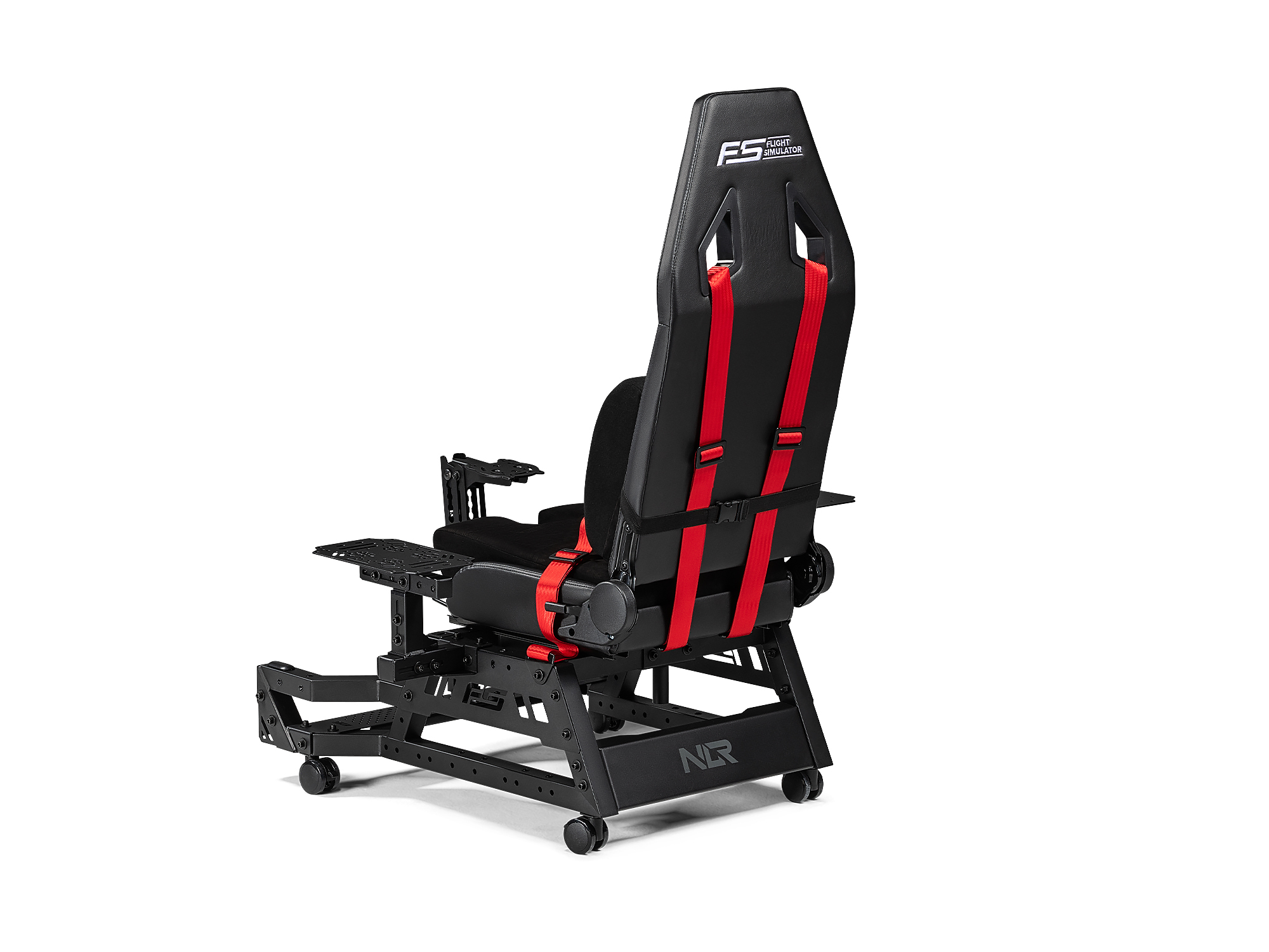 Silla simulador de carreras negra y roja con cinturones de seguridad, sobre fondo blanco.