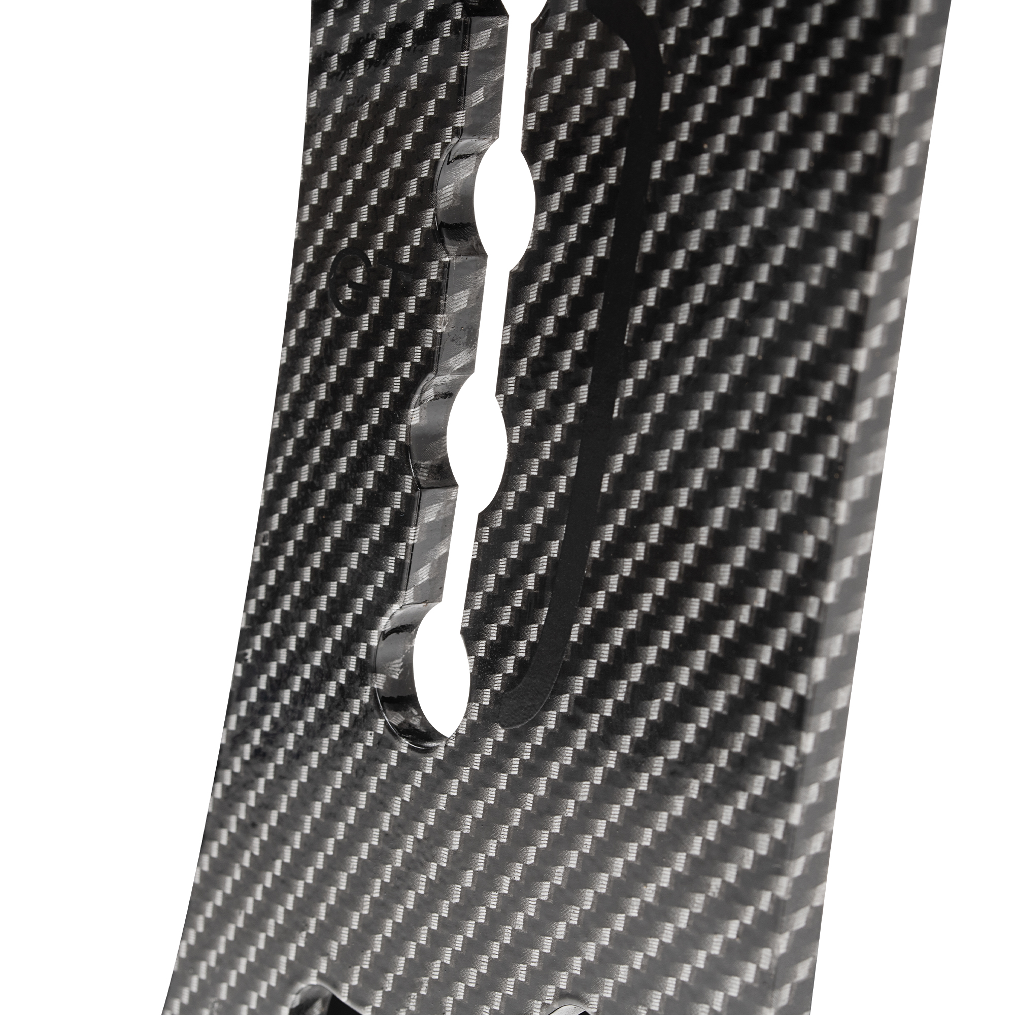 Primer plano de un panel de fibra de carbono con un patrón de líneas diagonales entrelazadas y agujeros.