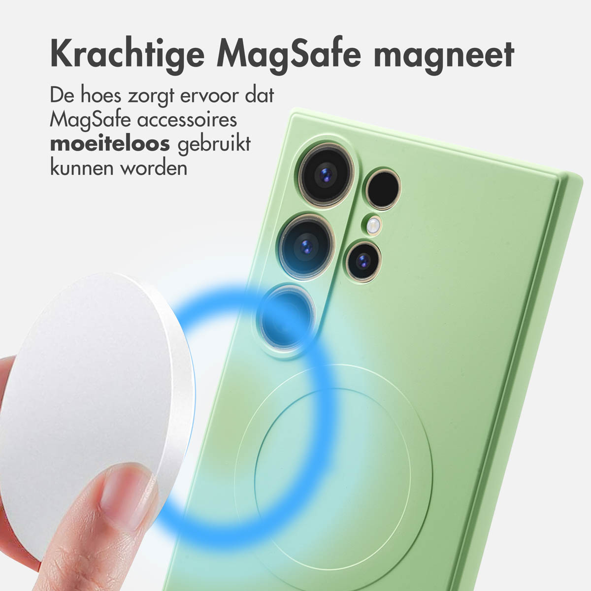 Een hand houdt een witte MagSafe-accessoire vast bij een groene telefoonhoes. Blauwe ring geeft magnetische verbinding aan.