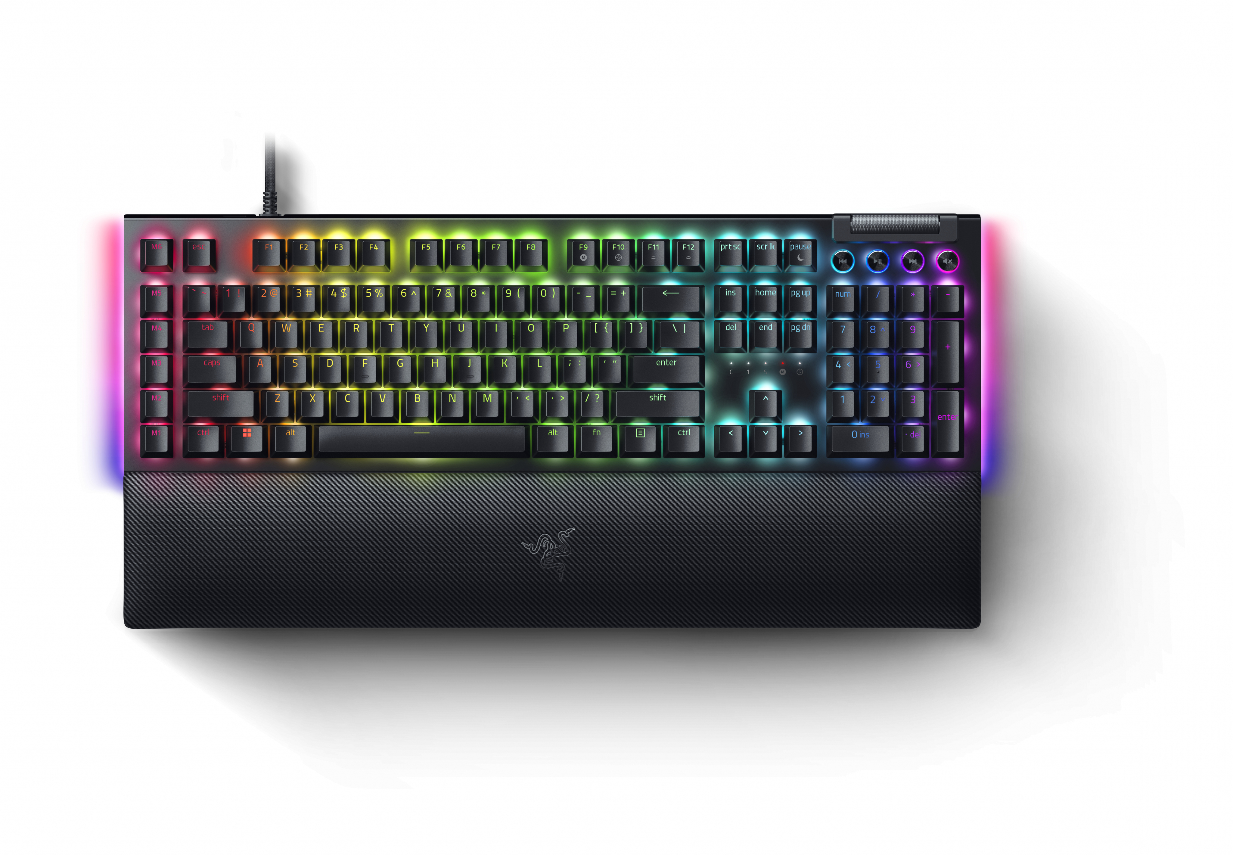 Czarna klawiatura Razer z podświetlanymi tęczowo klawiszami i podpórką na nadgarstek.