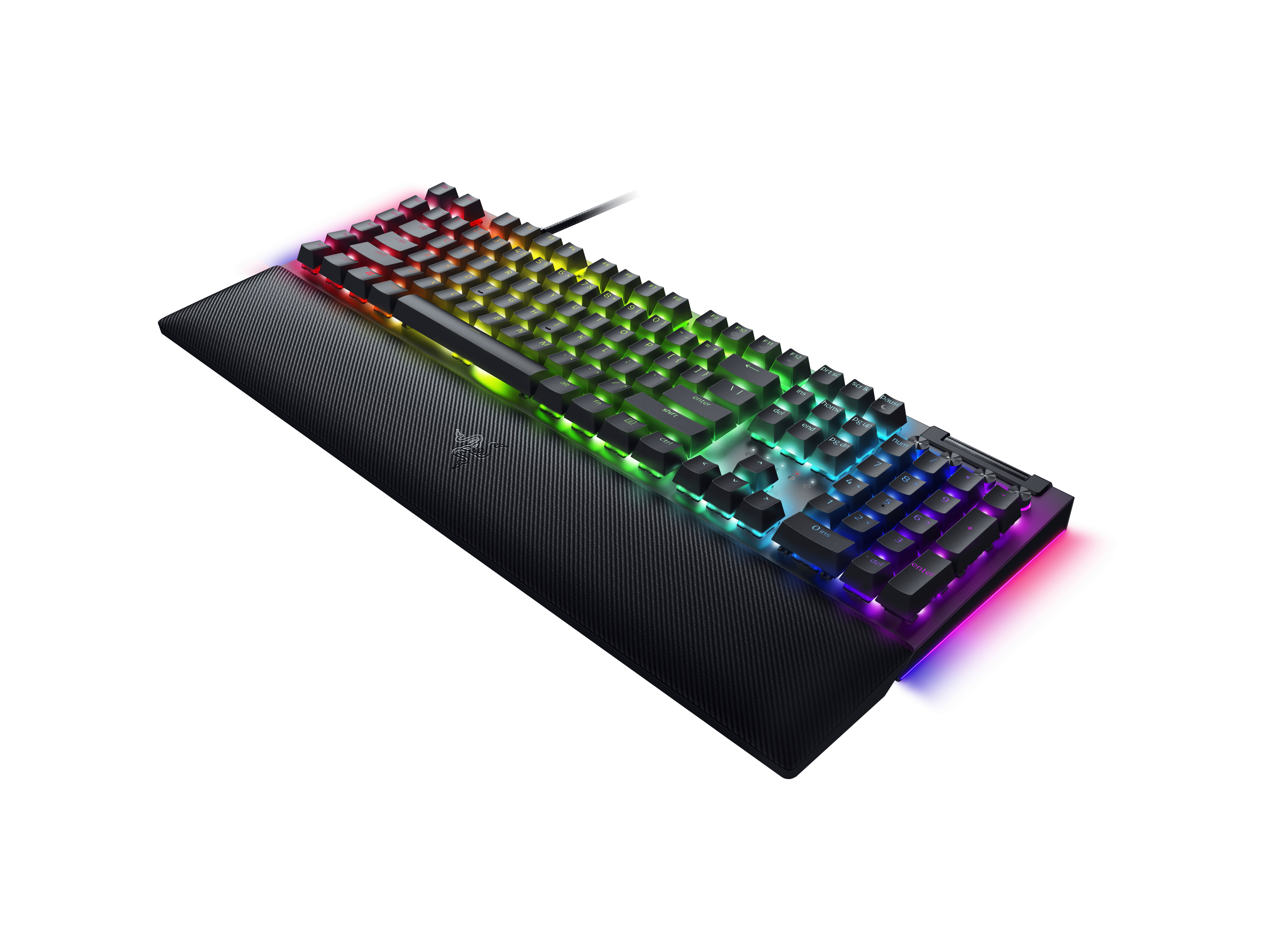 Czarna klawiatura do gier z podpórką pod nadgarstek i oświetleniem RGB na białym tle.