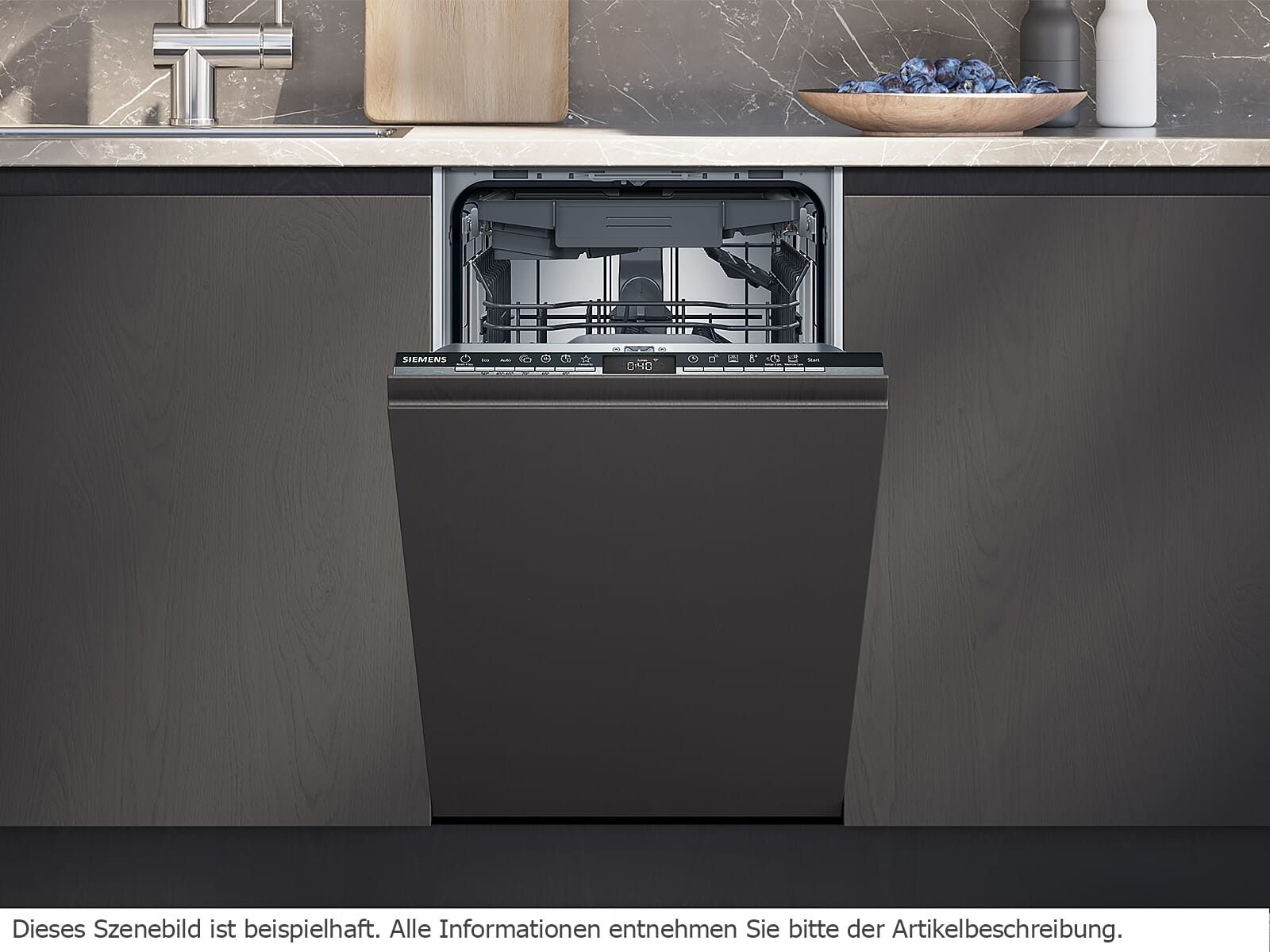Lavastoviglie con porta aperta, all'interno di una cucina moderna.