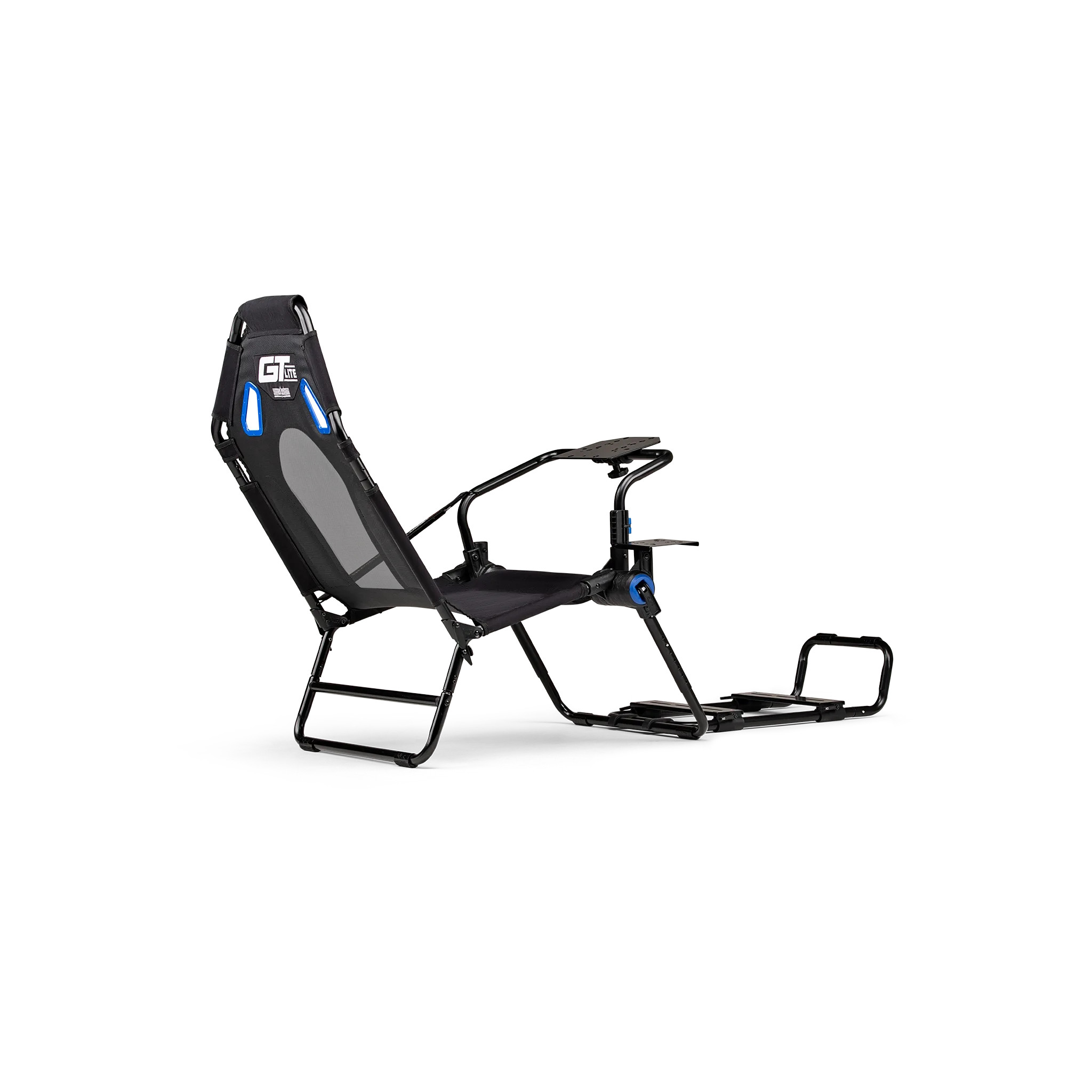 Una sedia da corsa nera con dettagli blu su sfondo bianco.