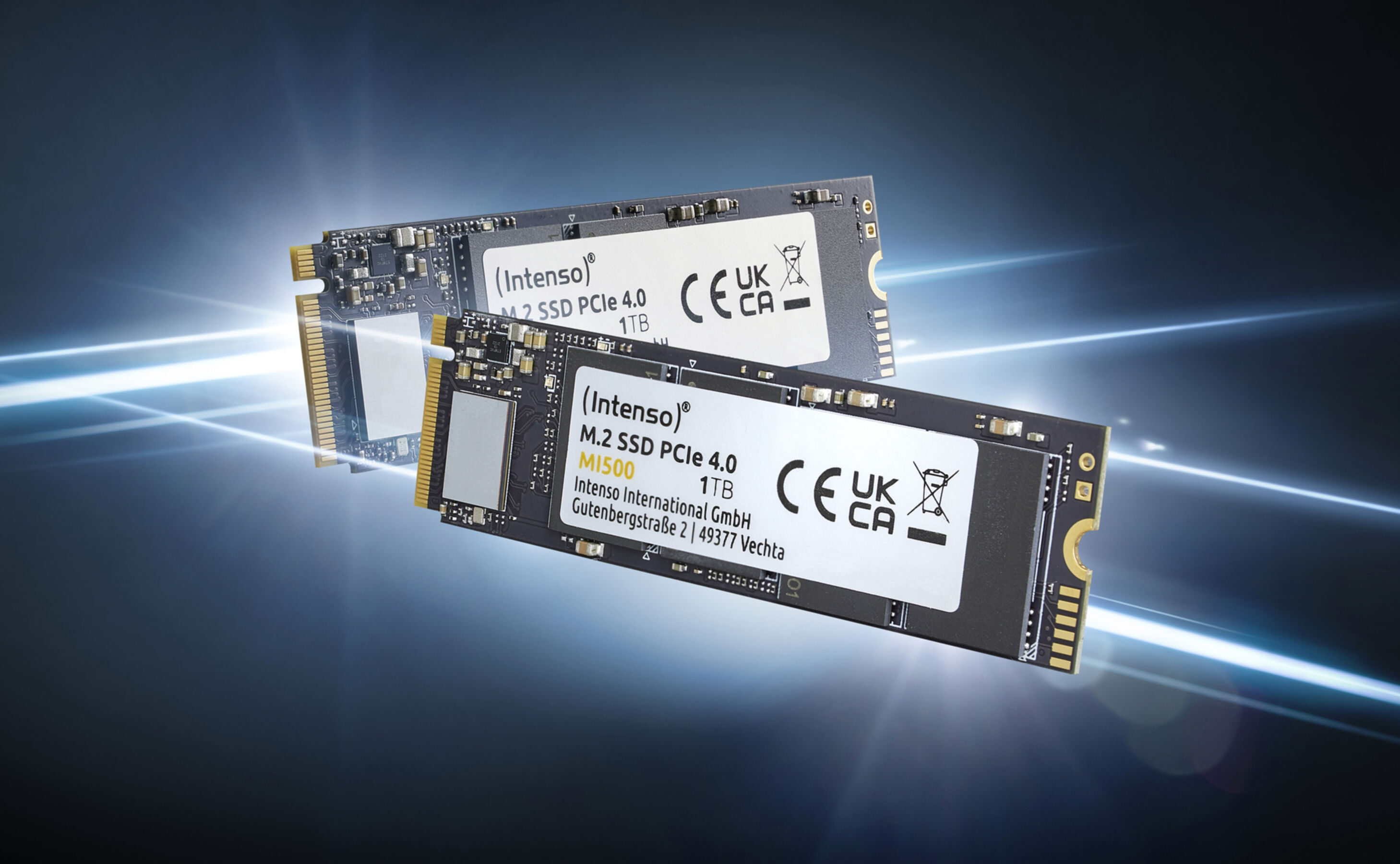 Dwa czarne dyski SSD PCIe 4.0 M.2 z etykietami, na niebieskim tle.