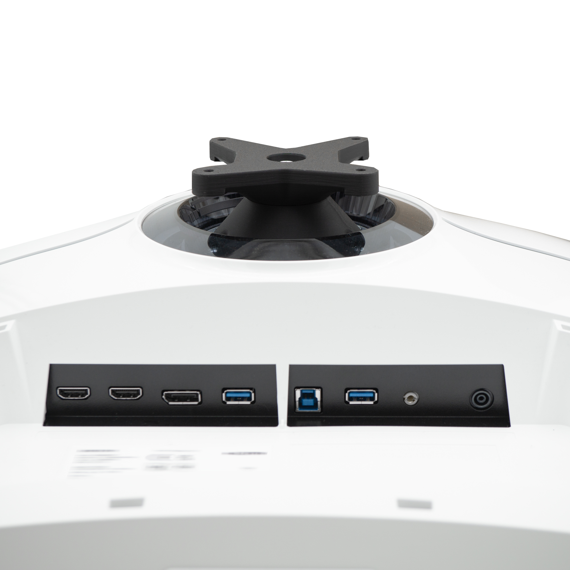 Nahaufnahme der Rückseite eines Computermonitors mit Anschlüssen und einer Halterung.