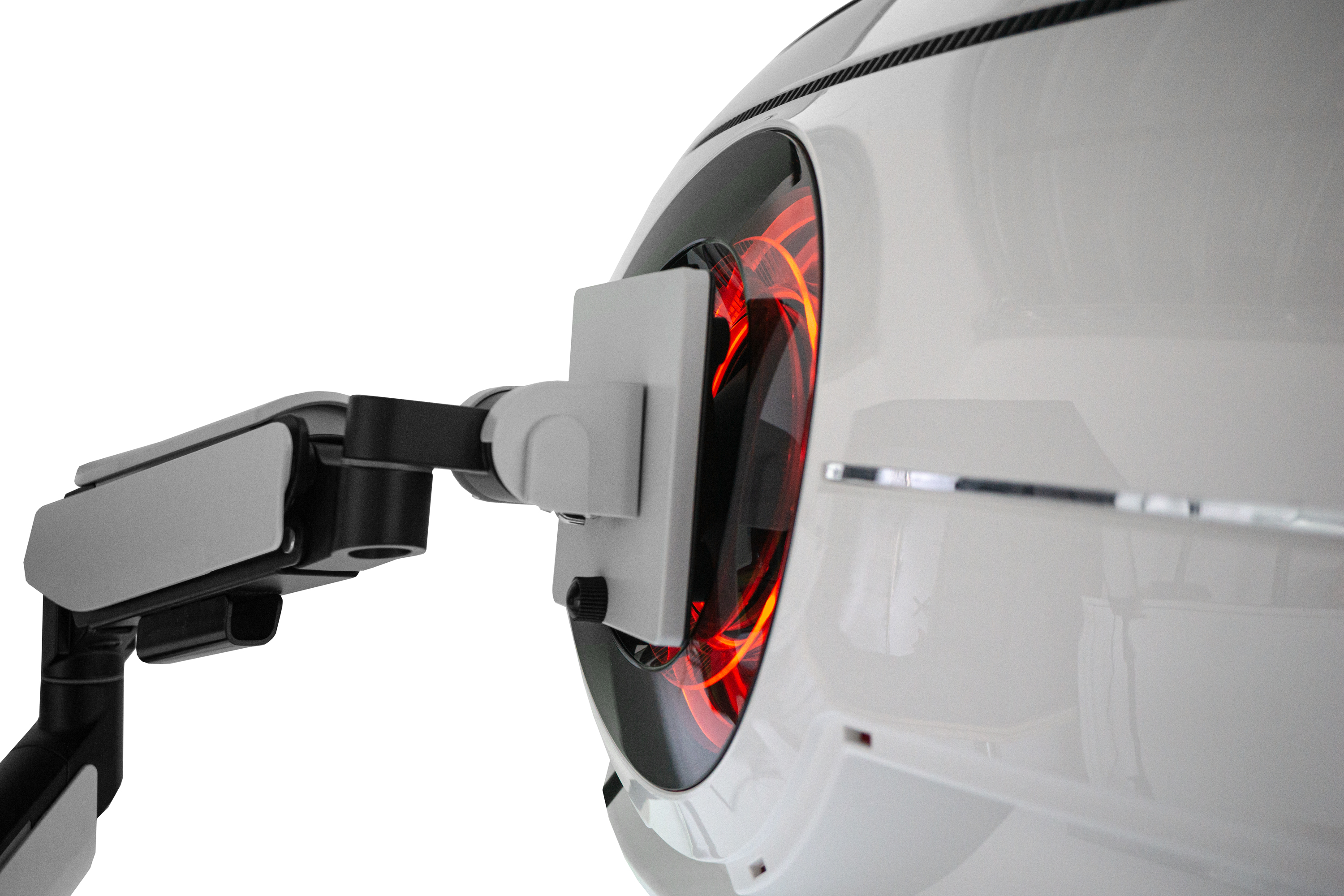 Weißes, futuristisches Gerät mit schwarzem Arm. Rotes Licht sichtbar. Isoliert auf weißem Hintergrund.