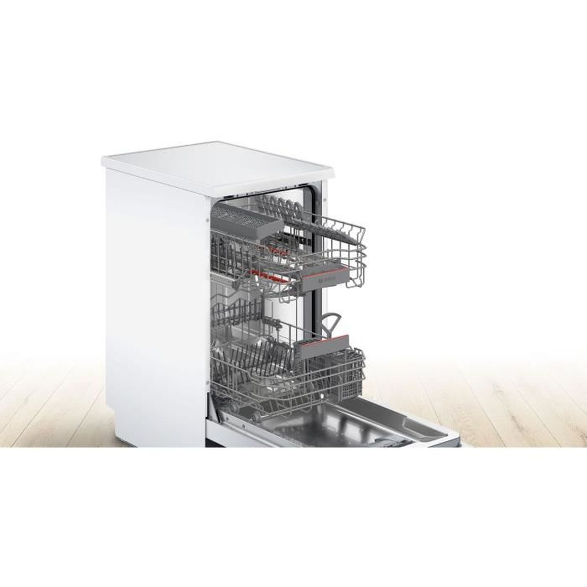 Lave-vaisselle Bosch blanc avec porte ouverte, montrant les paniers. Fond blanc.