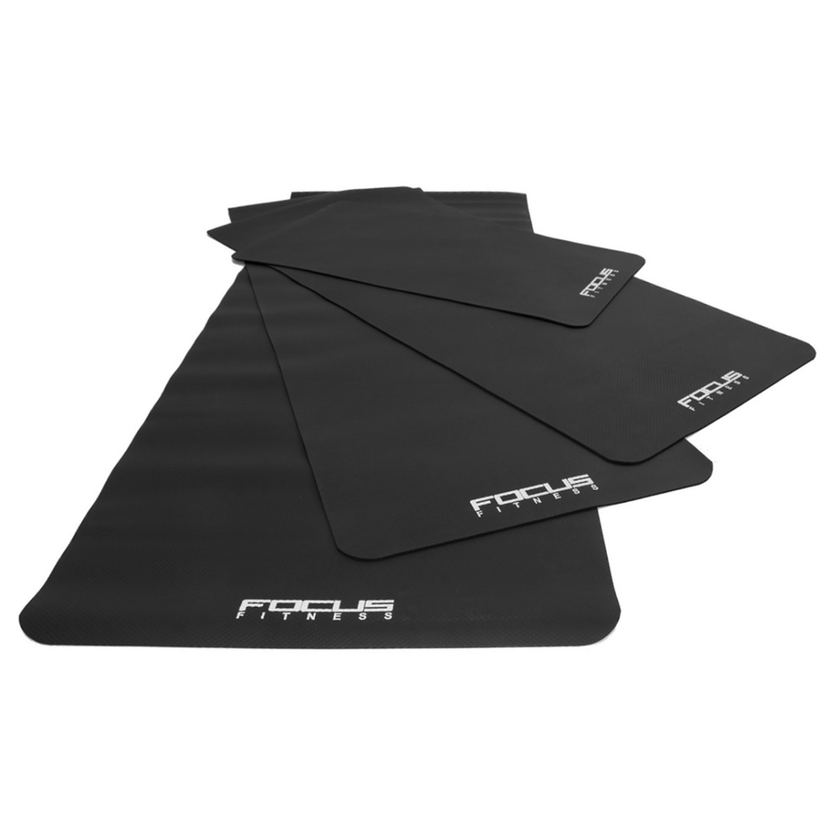 Plusieurs tapis de fitness noirs avec 'FOCUS FITNESS' sur une surface blanche.