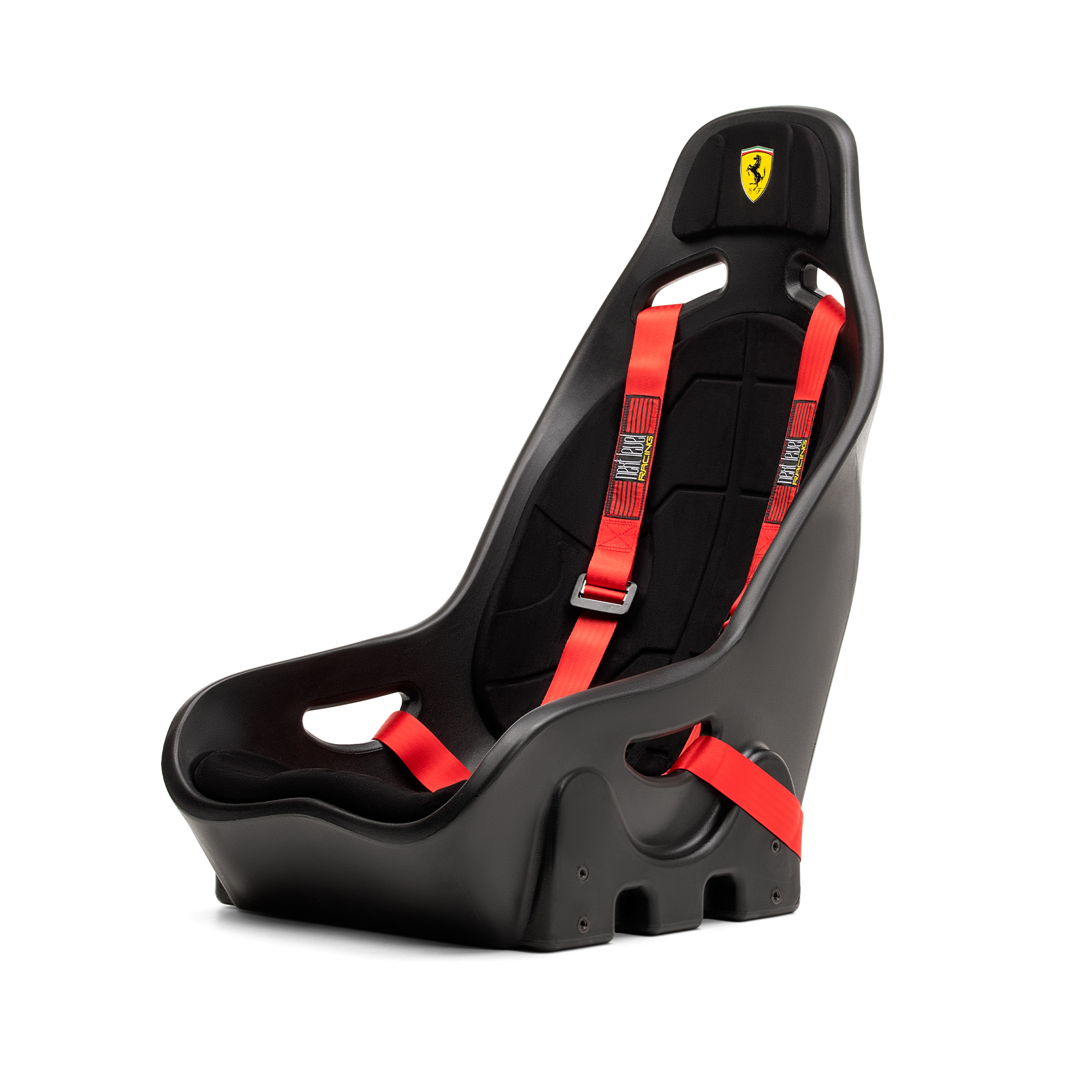 Sedile da corsa nero con cinghie rosse e logo Ferrari su sfondo bianco.