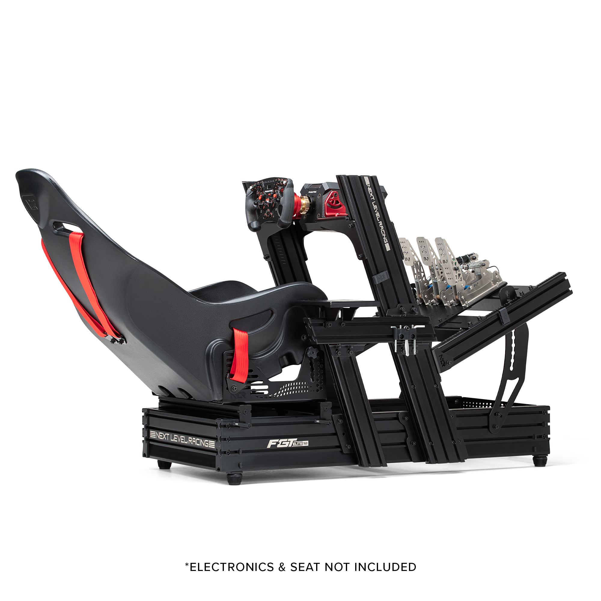 Simulador de carreras con asiento, volante y pedales, negro sobre blanco.