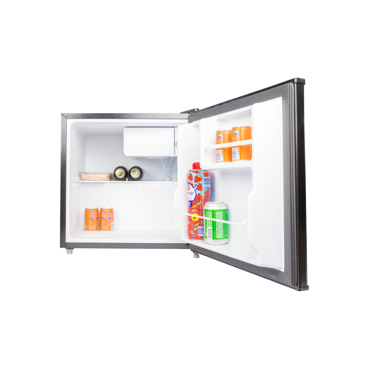 Mini koelkast met de deur open, met planken met items erin.