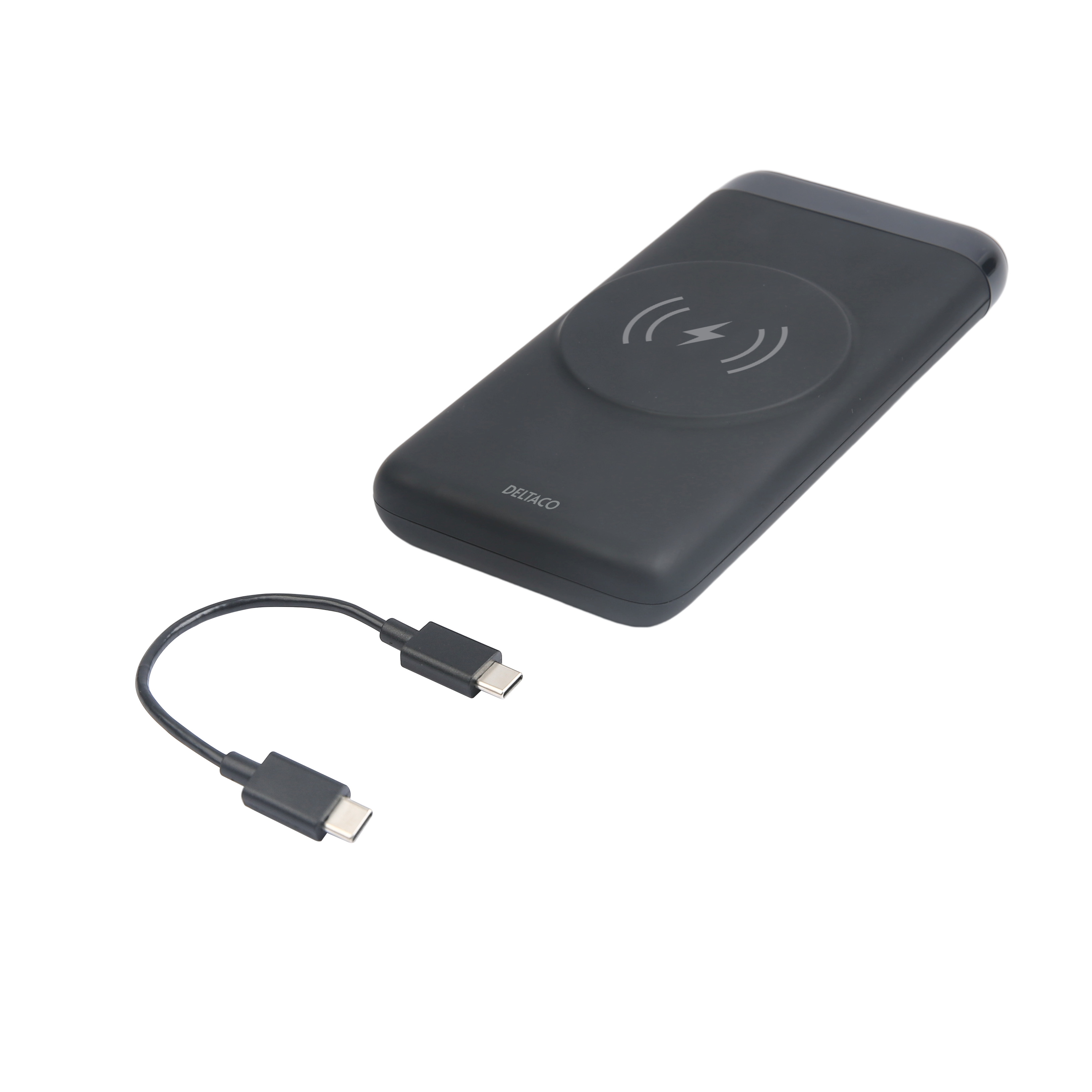 Power bank nero con simbolo di ricarica wireless e cavo, sfondo bianco, vista dall'alto.