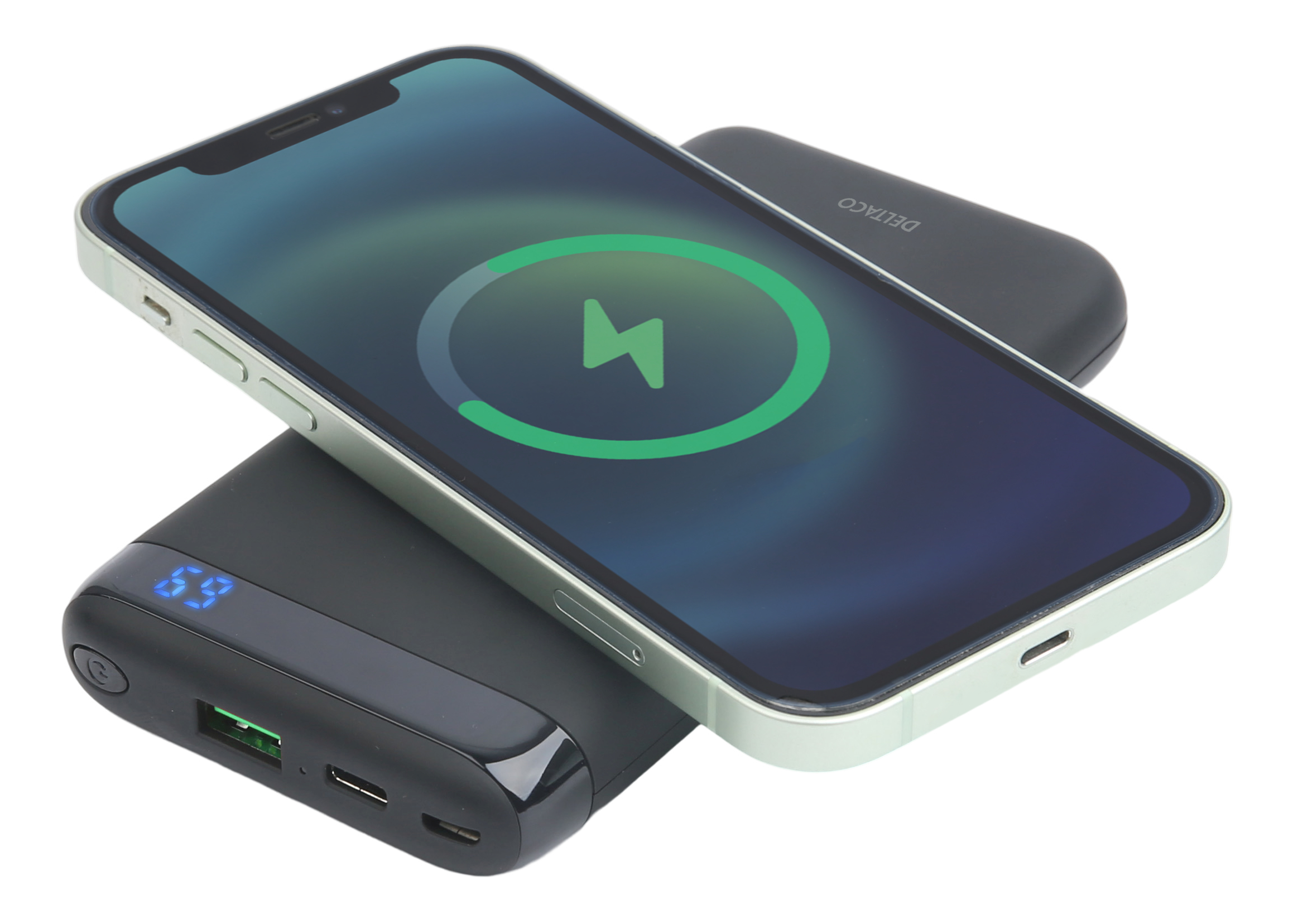 Un power bank nero che carica un telefono in modalità wireless, con un indicatore di carica sul telefono.