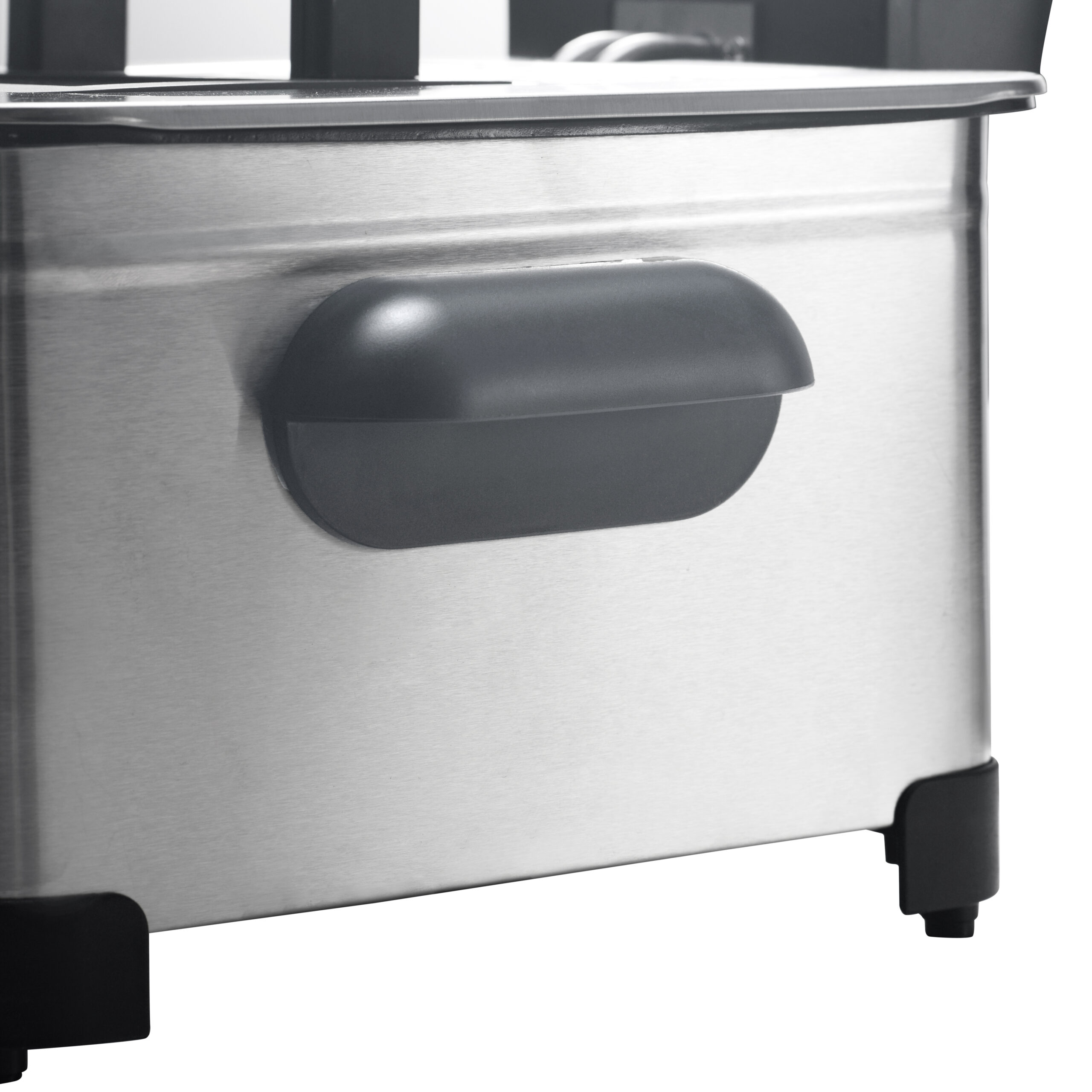 Elettrodomestico argentato con maniglia scura. Finitura in acciaio inox e piedini neri.