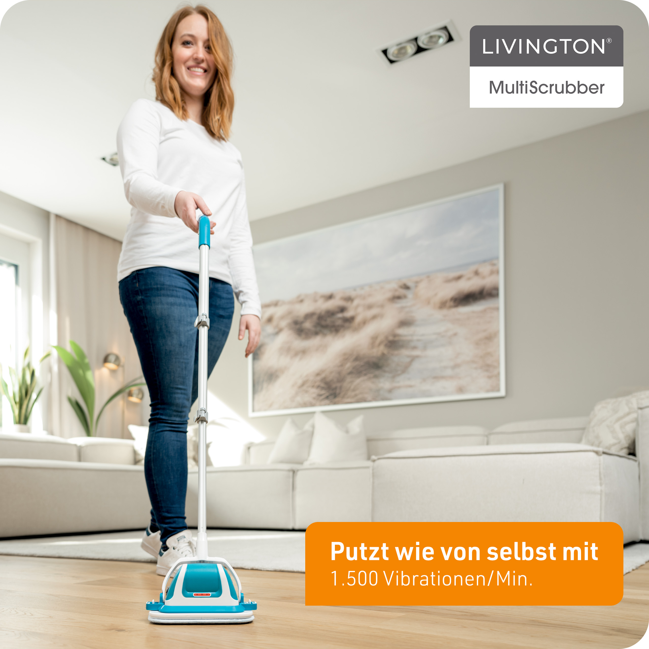 Une femme utilise un nettoyeur de sol bleu et blanc dans un salon. Le nettoyeur a une poignée. L'arrière-plan montre un canapé.