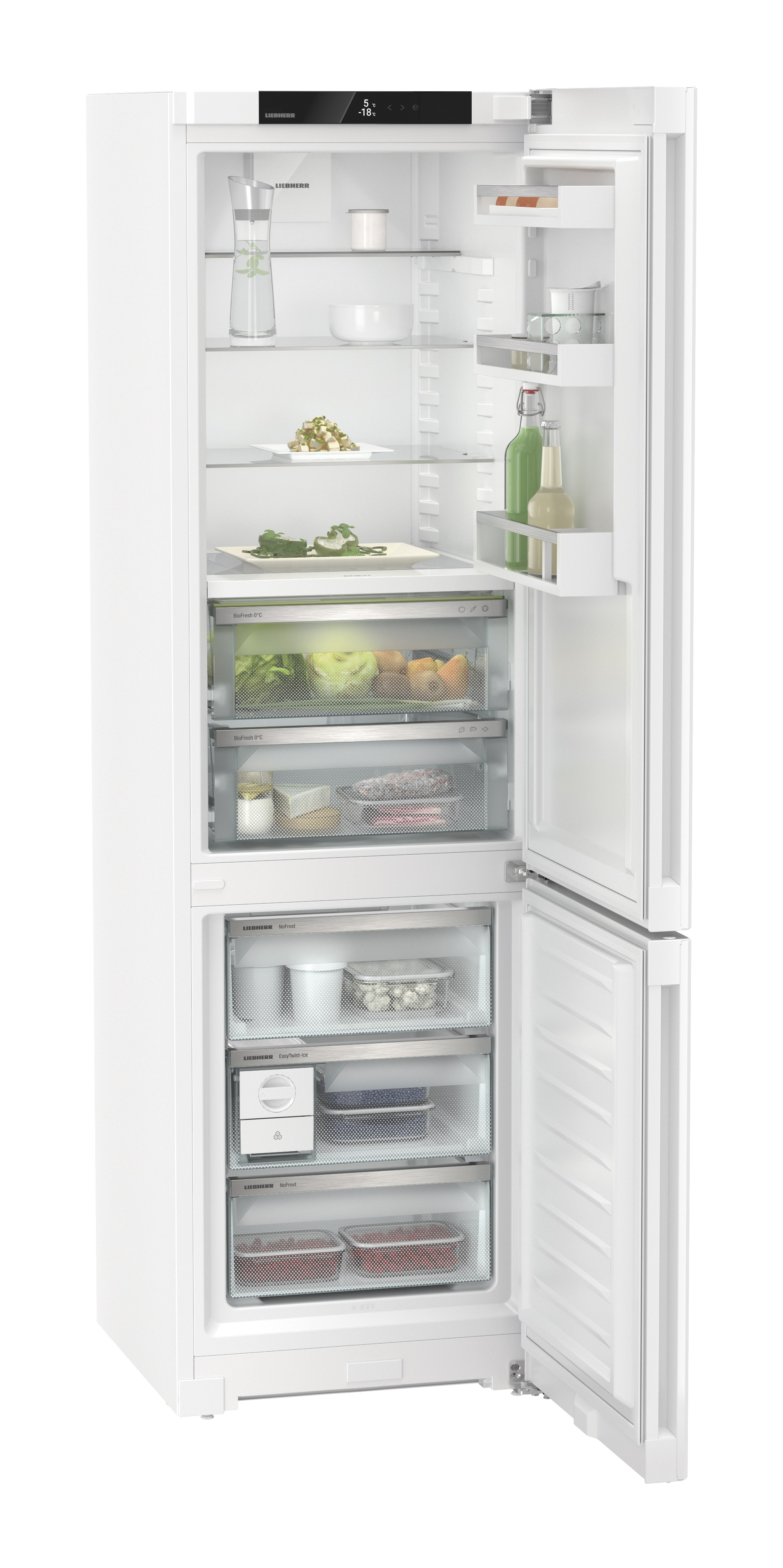 Refrigerador blanco con puerta abierta mostrando estantes con comida.
