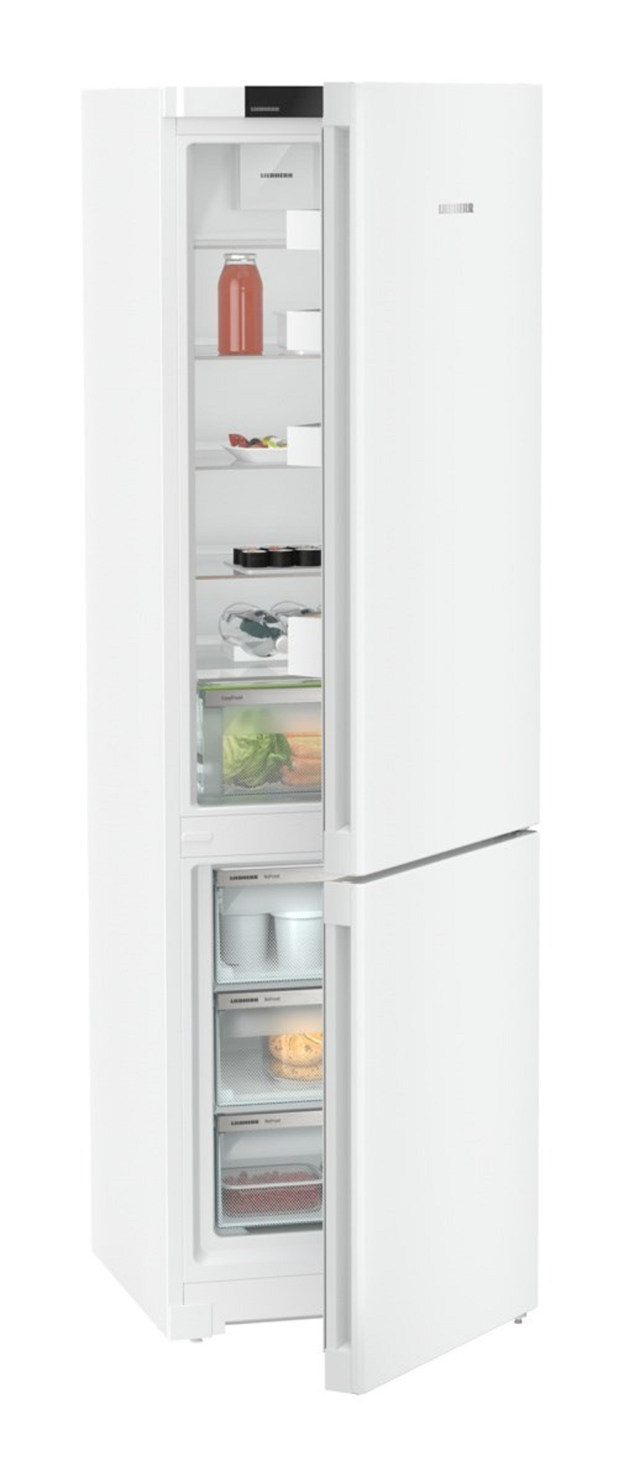 Un refrigerador Liebherr blanco con las puertas abiertas, mostrando estantes con alimentos dentro.