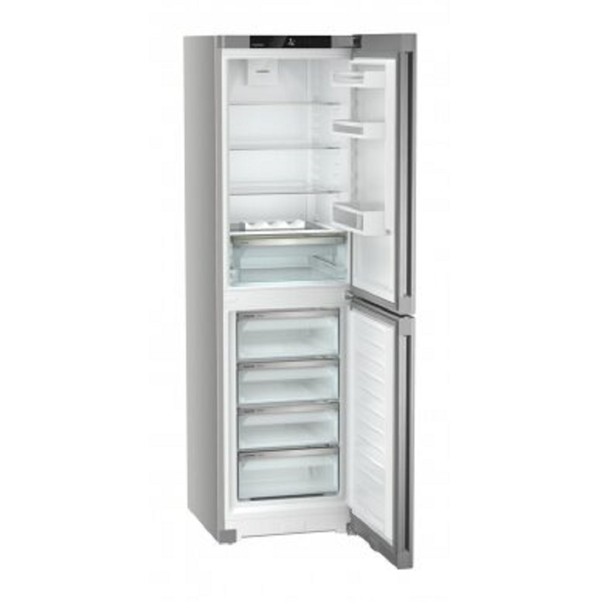 Un refrigerador plateado con la puerta abierta, mostrando estantes y cajones.
