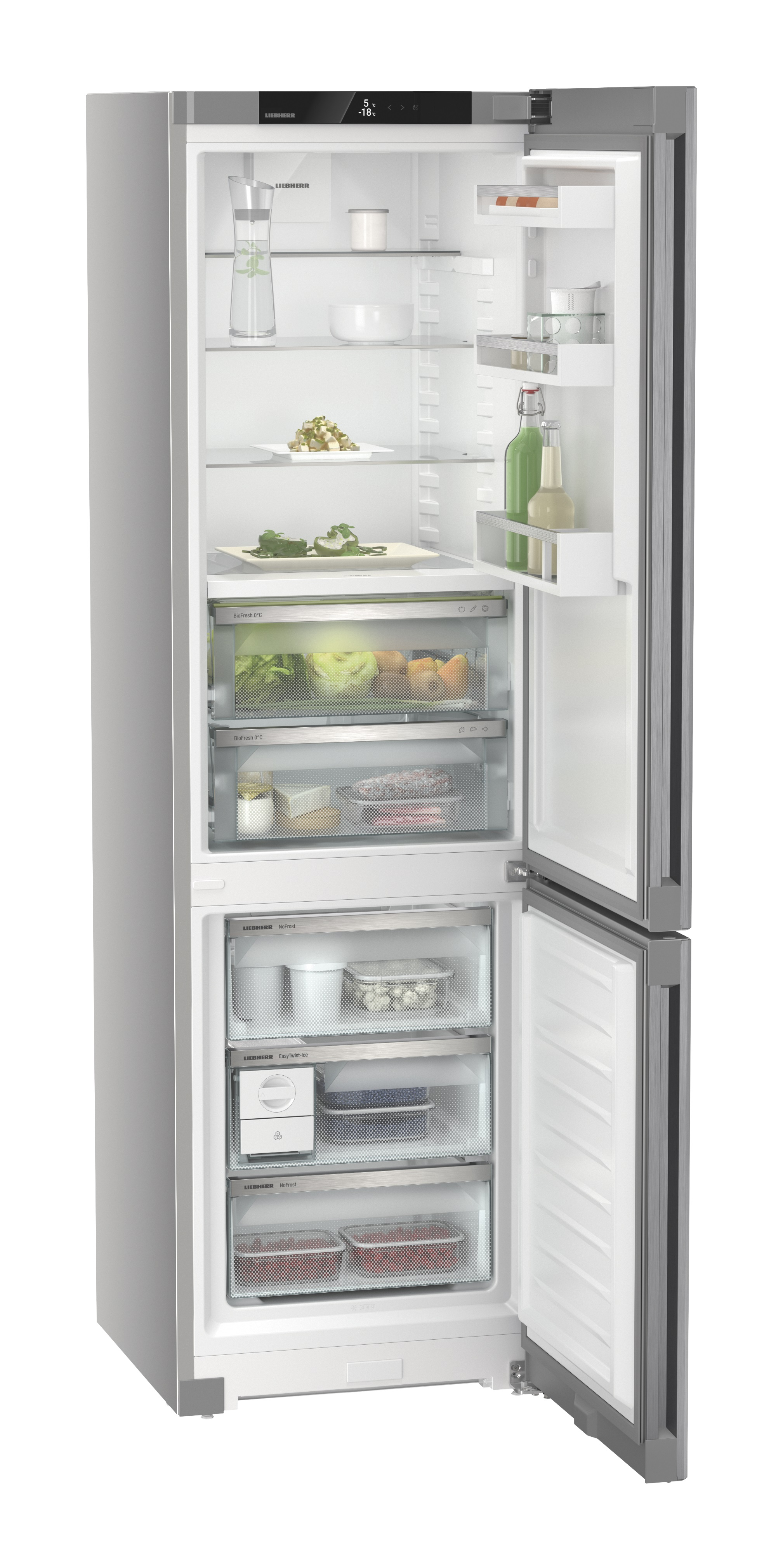 Refrigerador abierto con alimentos en estantes. Interior bien iluminado.