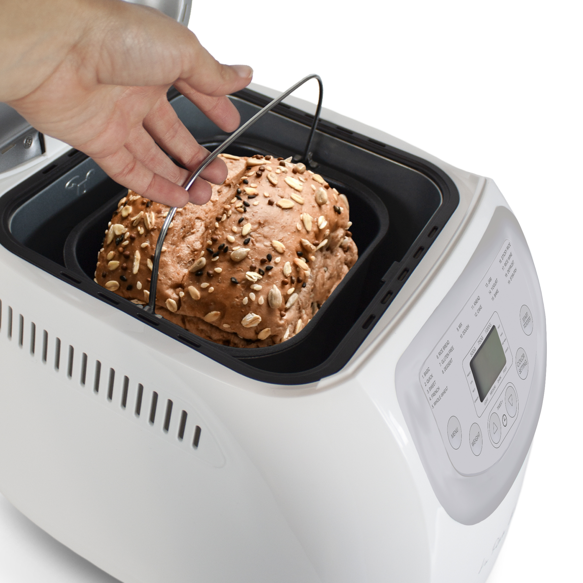 Piekarnik do chleba z bochenkiem w środku. Ręka sięga po uchwyt.